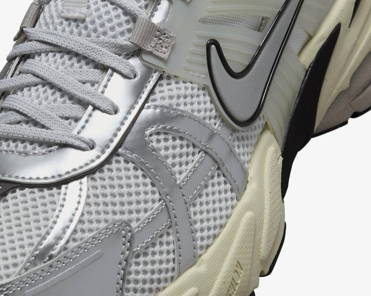 Tenis de hombre color blanco y plateado