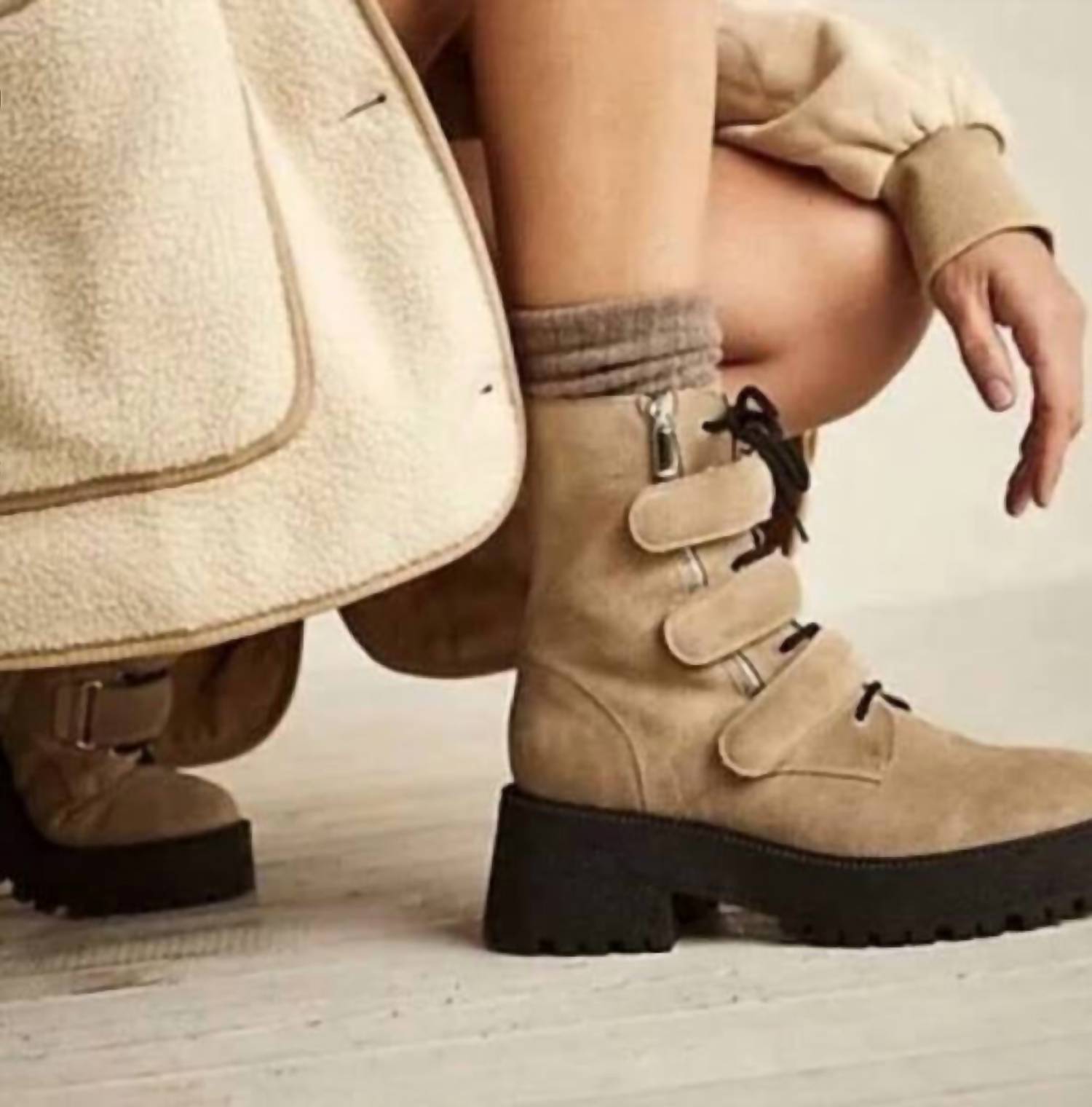 Botines con cordones color beige