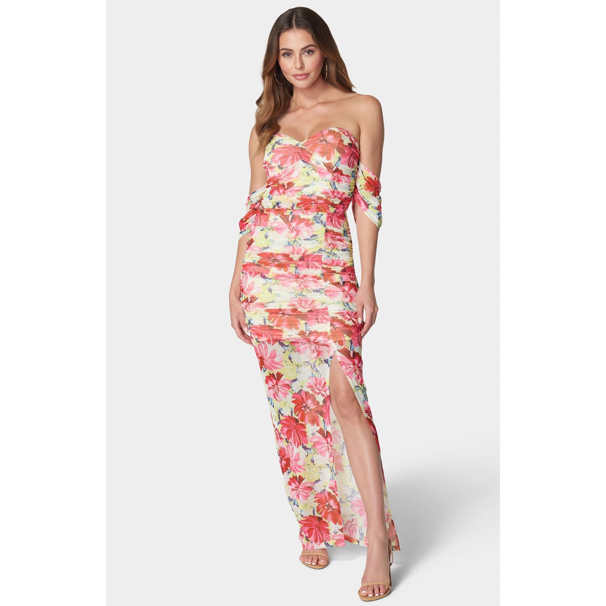 Vestido de mujer con hombros descubiertos con estampado