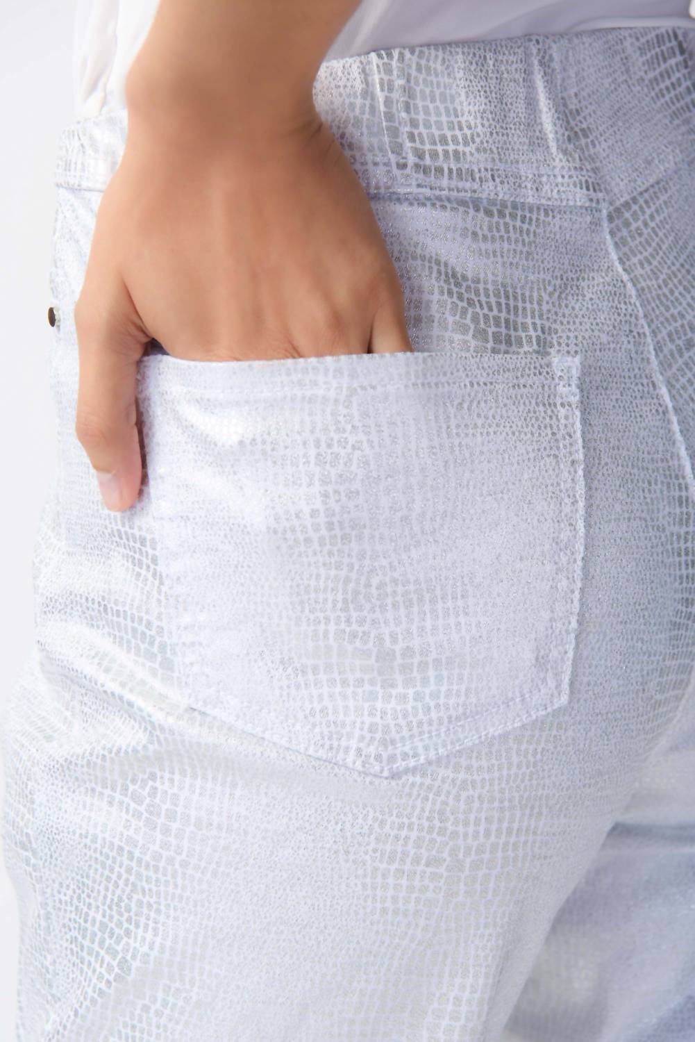 Pantalón color blanco y plateado