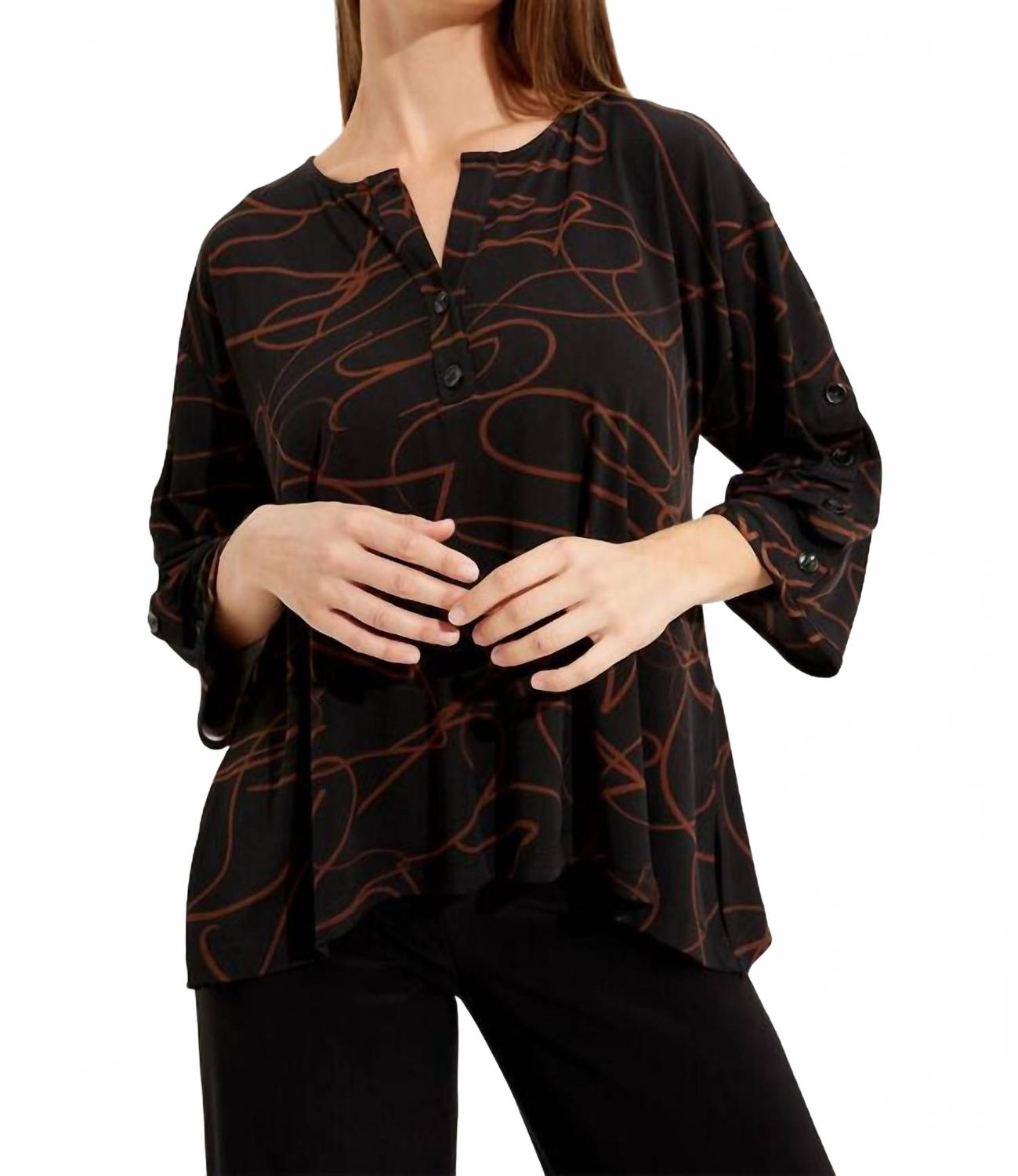 Top con cuello en V color negro