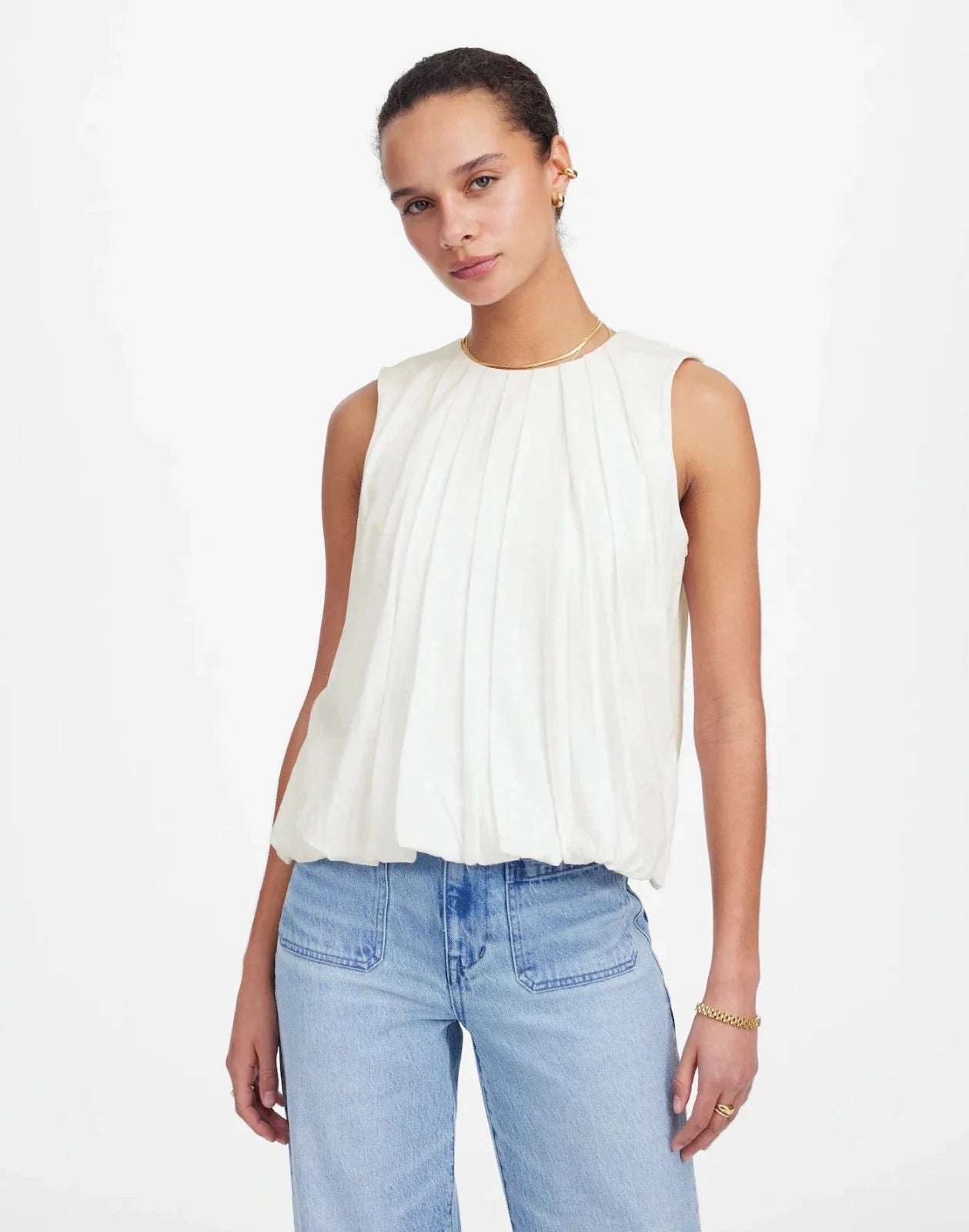 Blusa de mujer sin mangas con pliegues color blanco