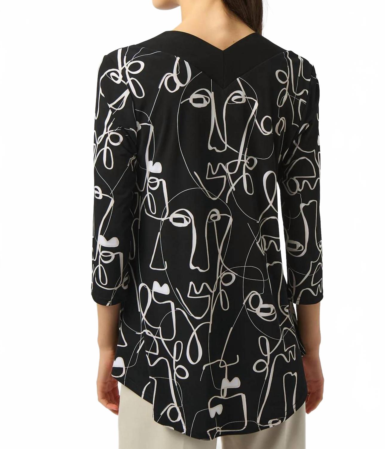 Top con cuello en V color negro