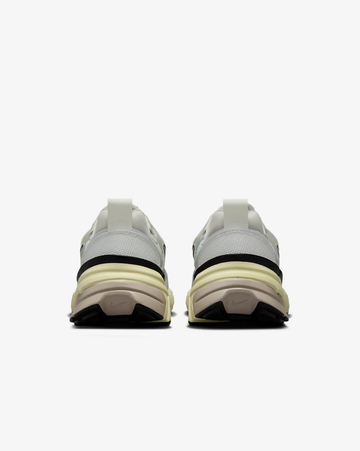 Tenis de hombre color blanco y plateado
