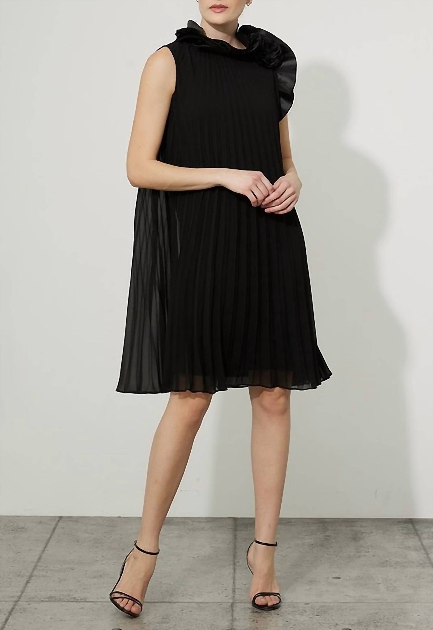 Vestido con pliegues color negro