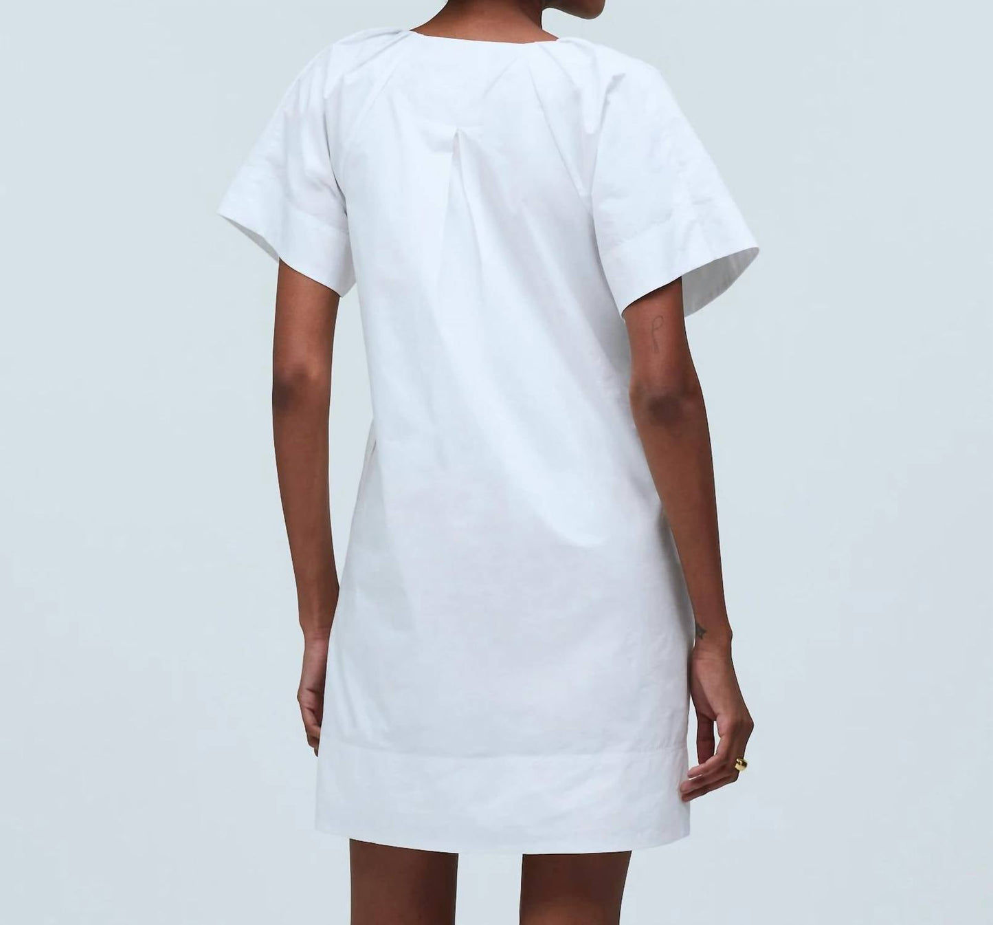 Vestido corto con cuello en V color blanco