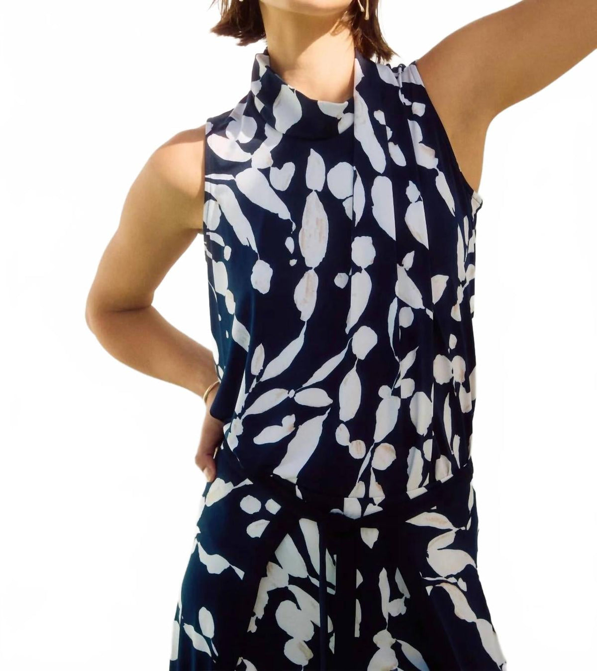Top sin mangas color azul marino y blanco