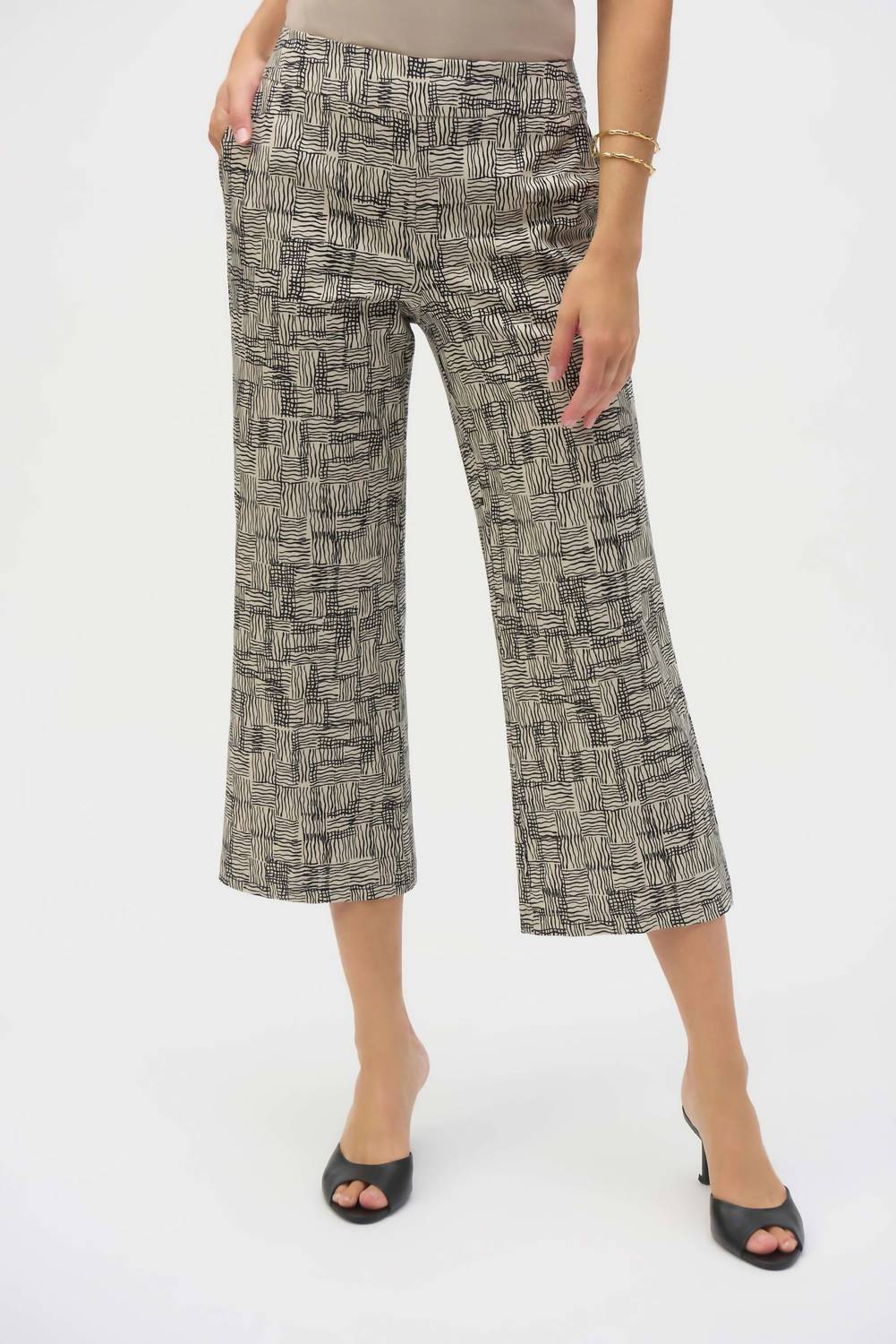 Pantalón color negro y beige