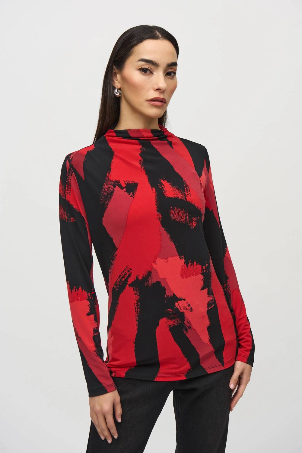 Top con cuello alto color negro y rojo