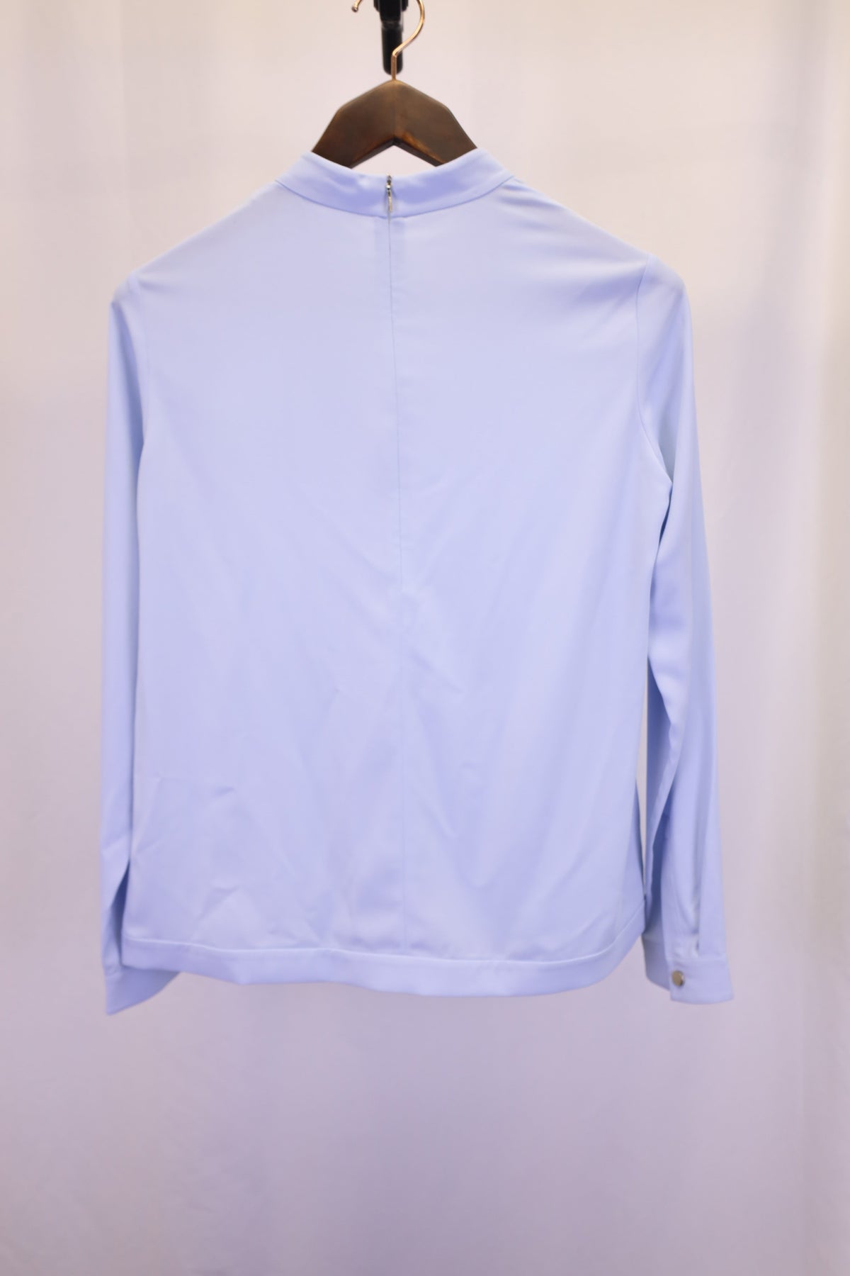 Top con cuello alto con pliegues color azul