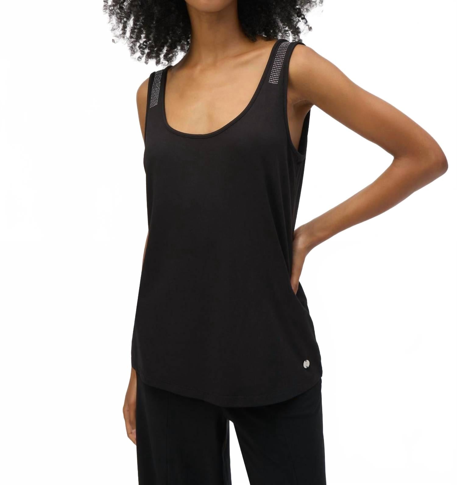 Top sin mangas color negro