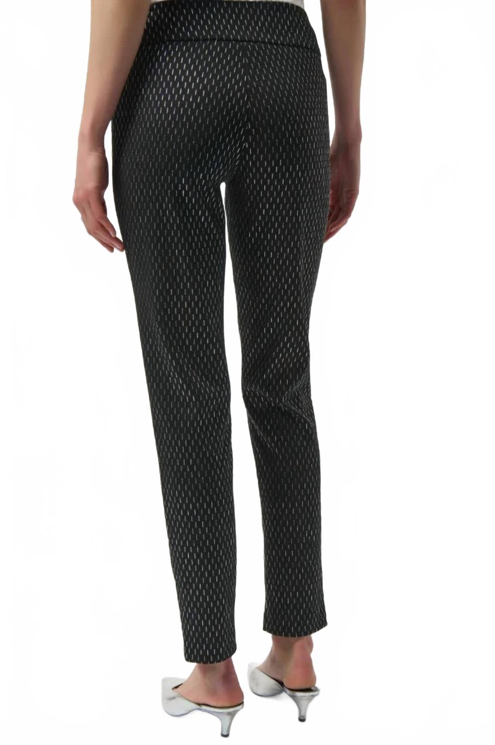 Pantalón de corte ajustado color negro
