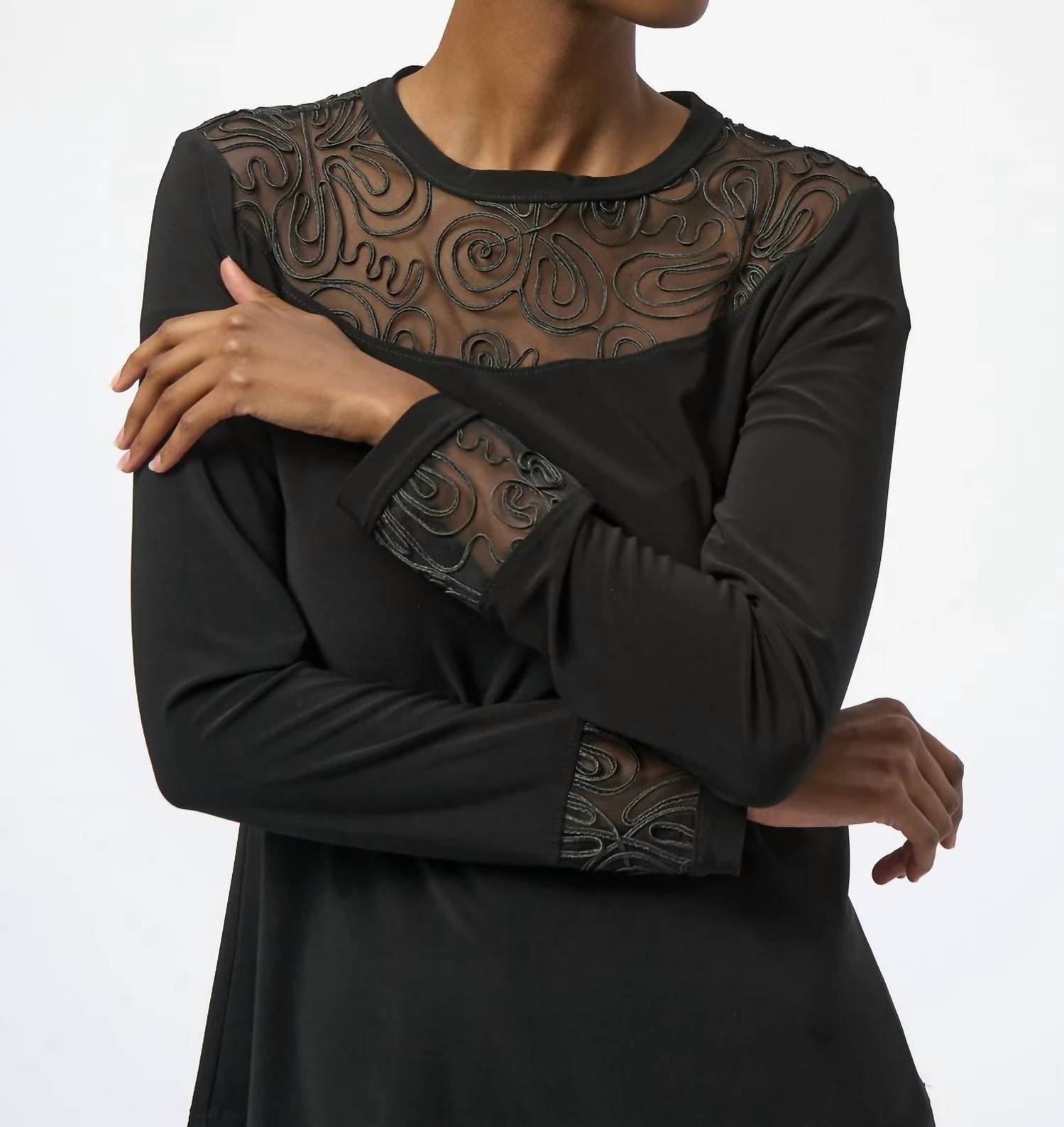 Top con cuello redondo color negro
