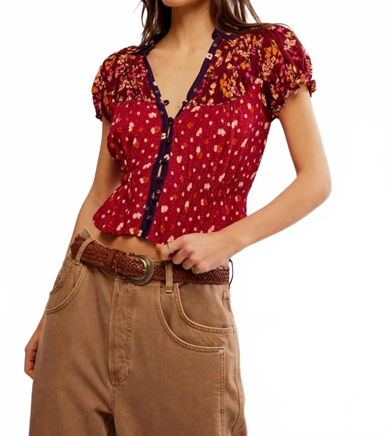 Blusa con estampado floral color rojo