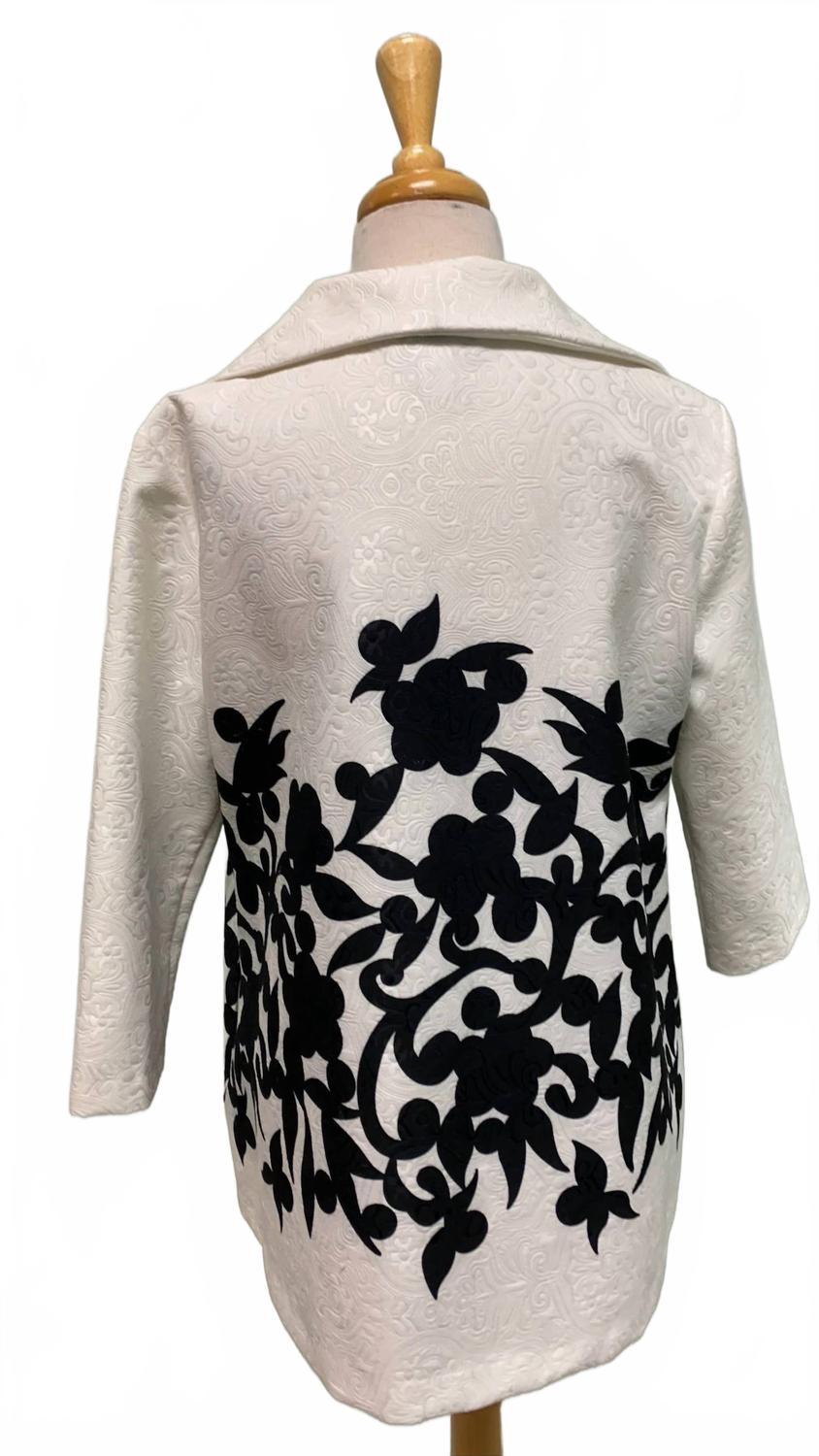 Chaqueta de mujer color negro y blanco