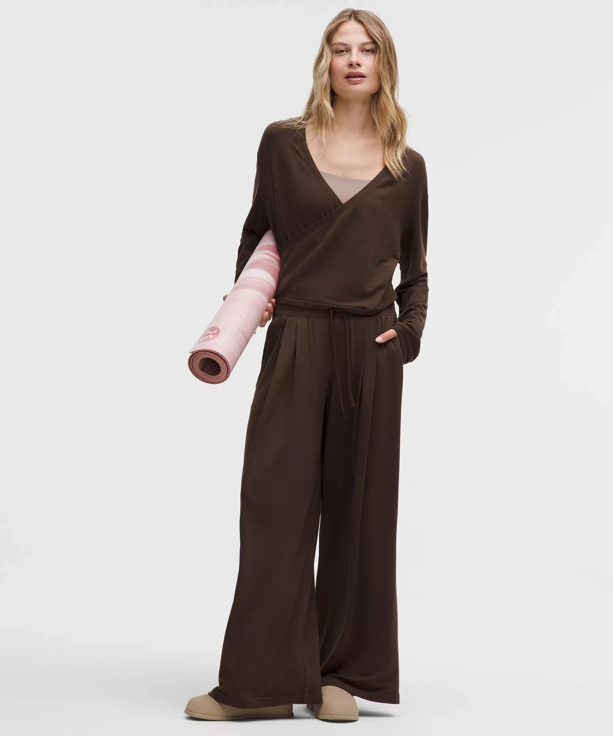 Pantalón de pierna ancha de tiro alto con pliegues