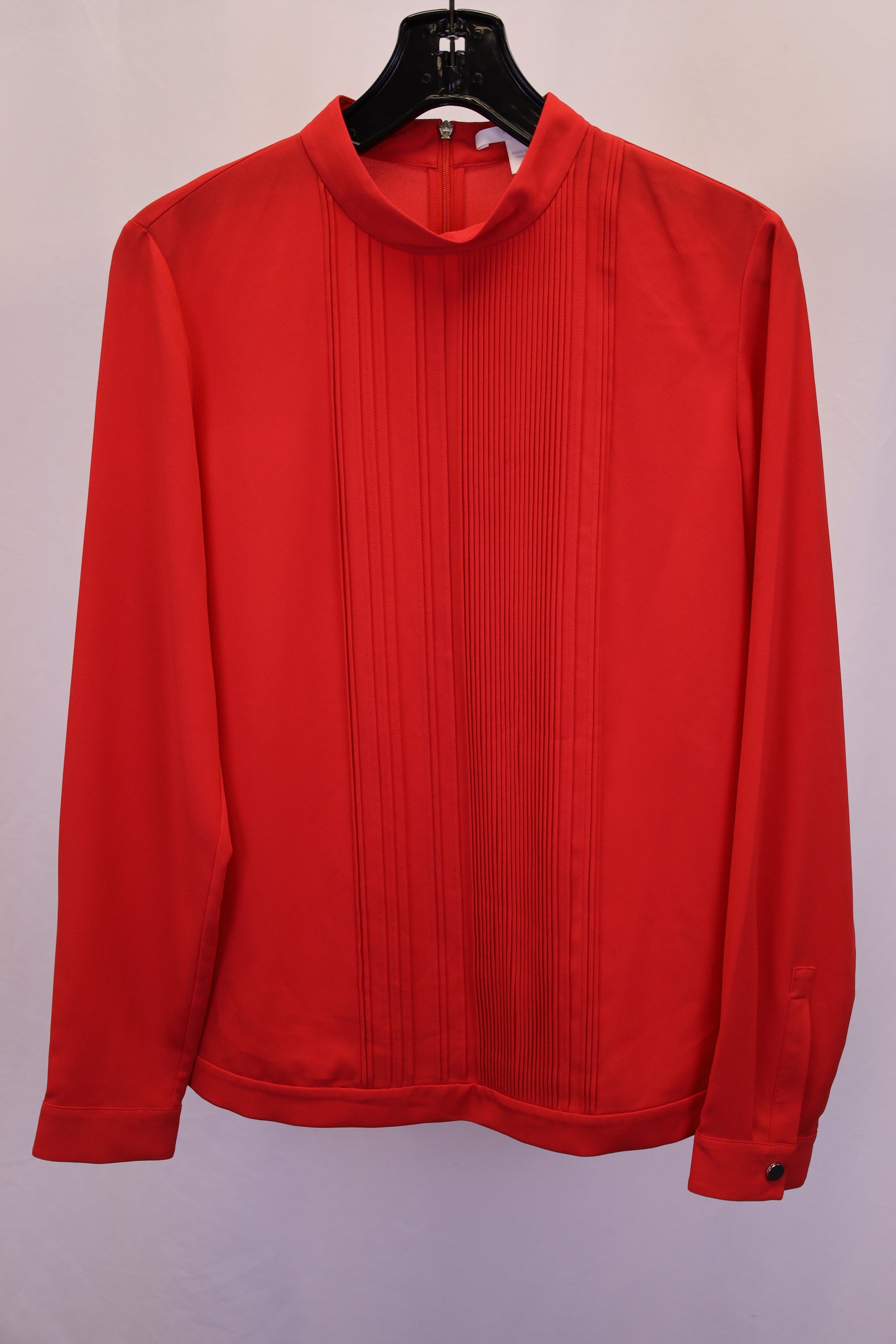 Top con cuello alto con pliegues color rojo