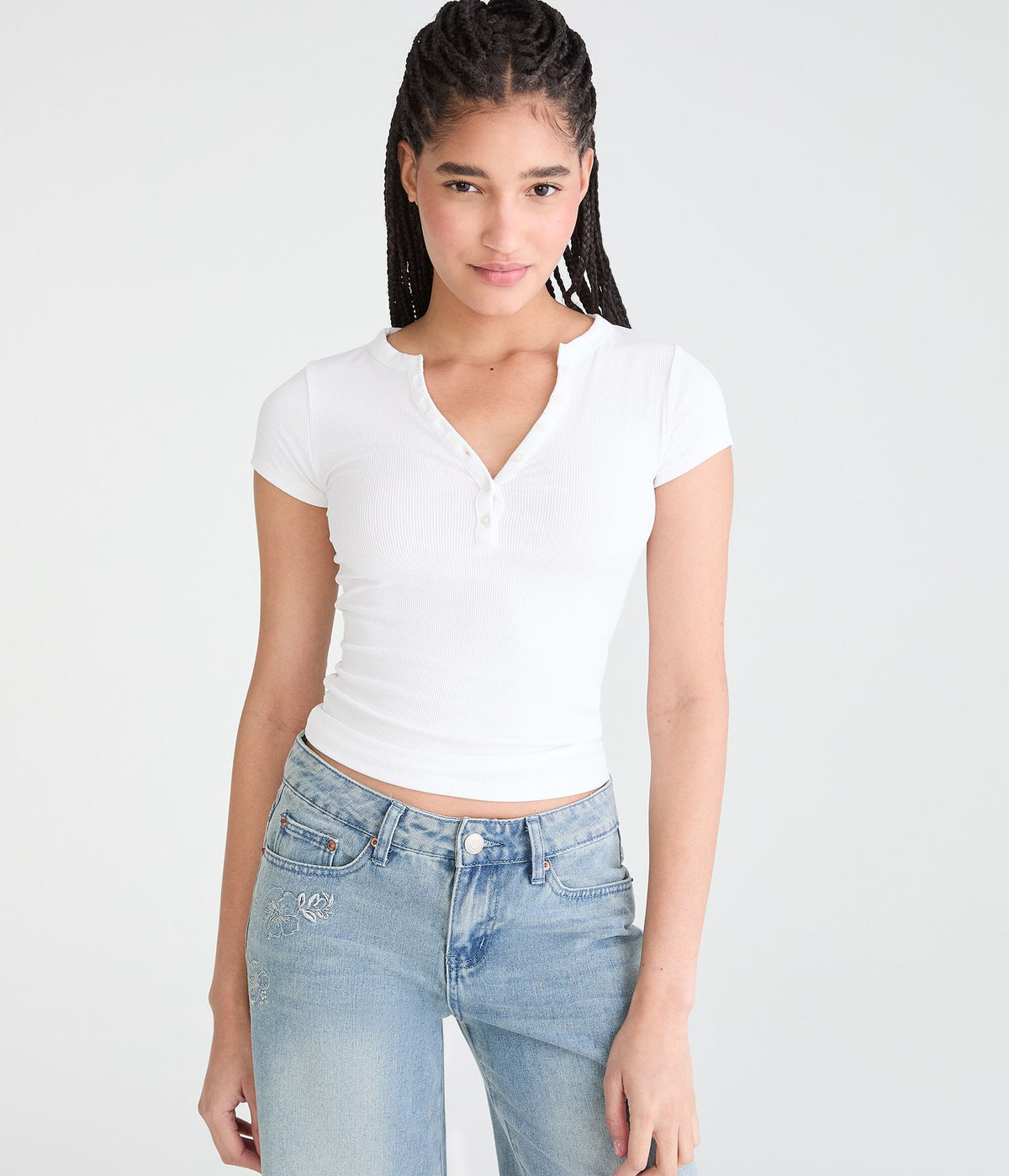 Camiseta con botones con cuello en V