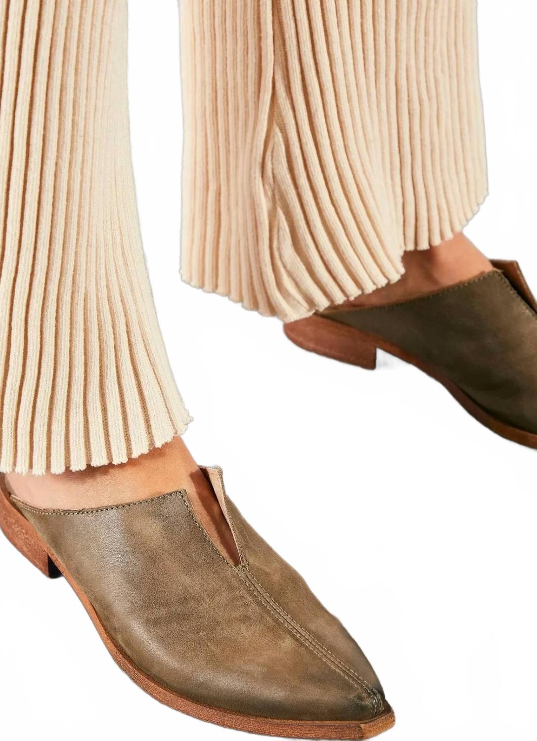 Zapatos destalonados de mujer de cuero