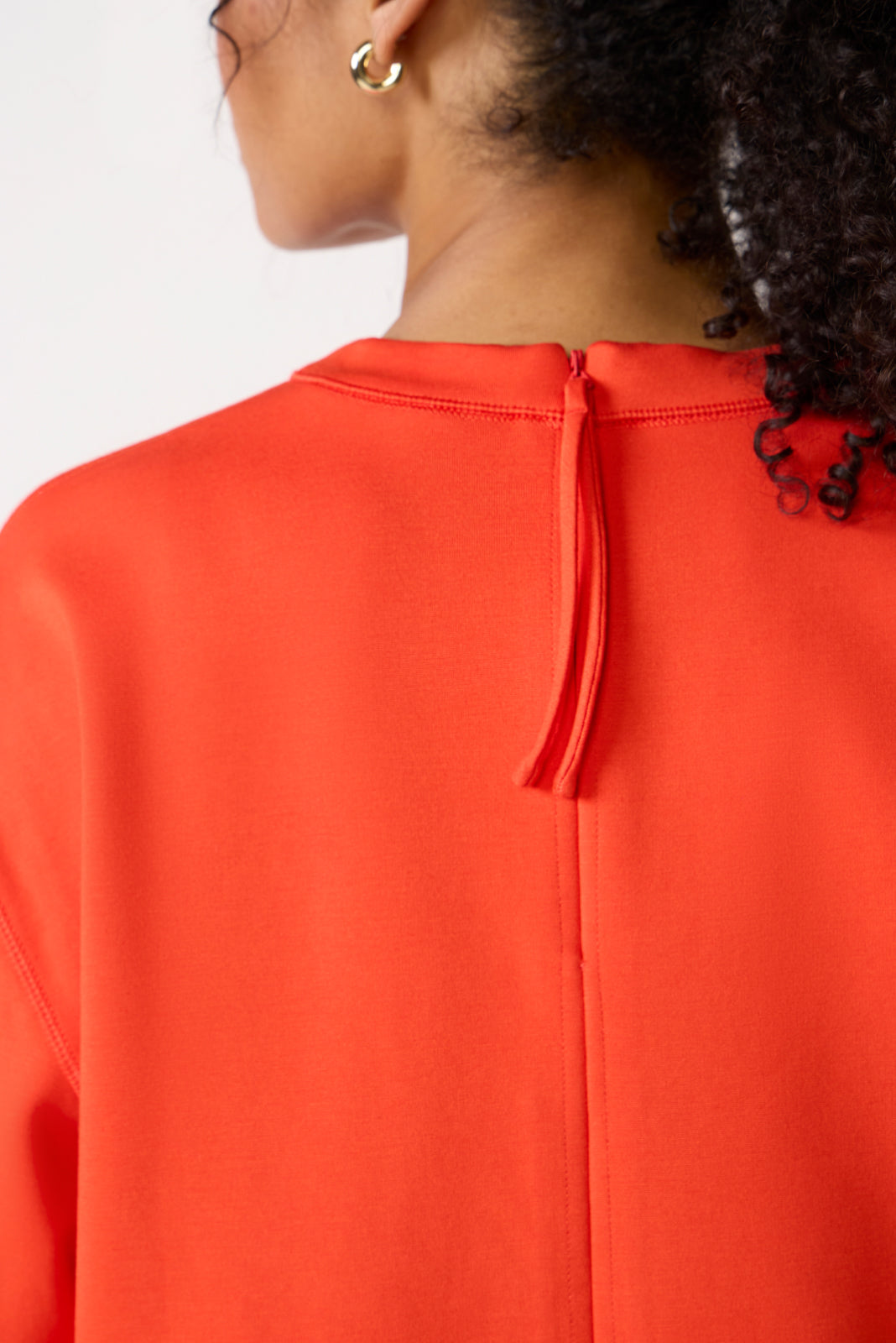 Top de mujer de manga larga con cuello redondo