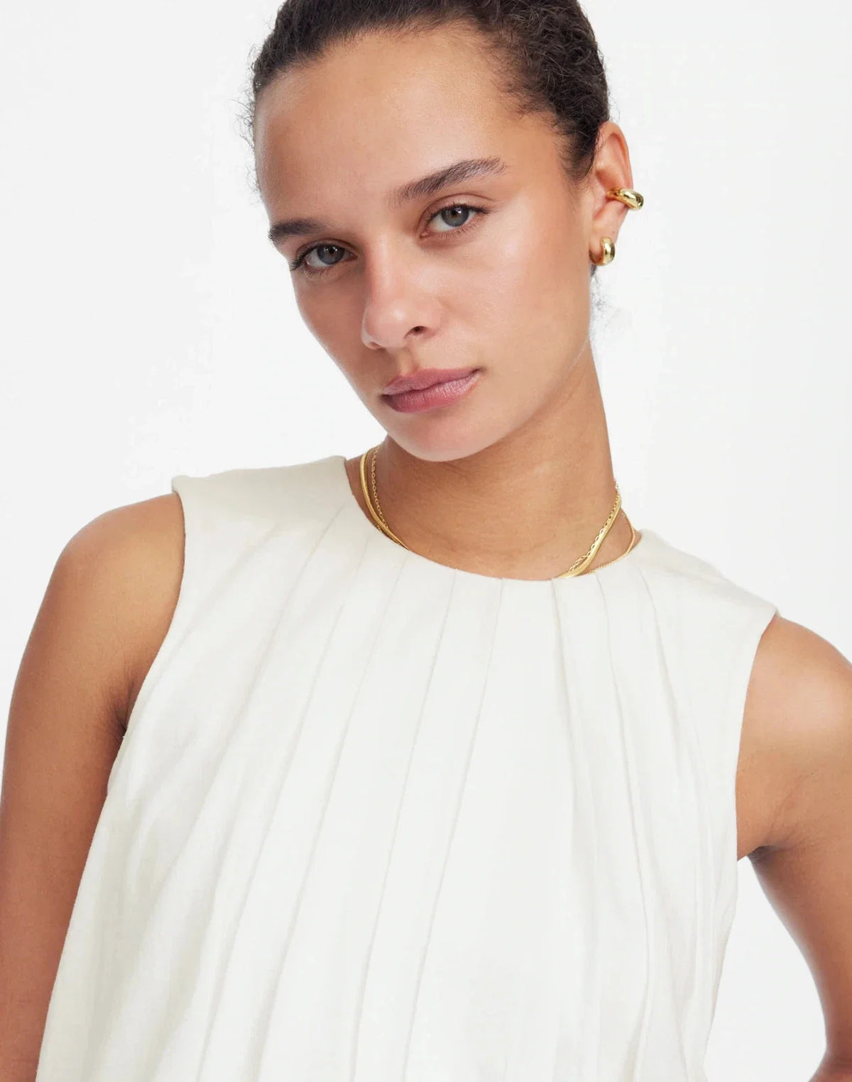 Blusa de mujer sin mangas con pliegues color blanco