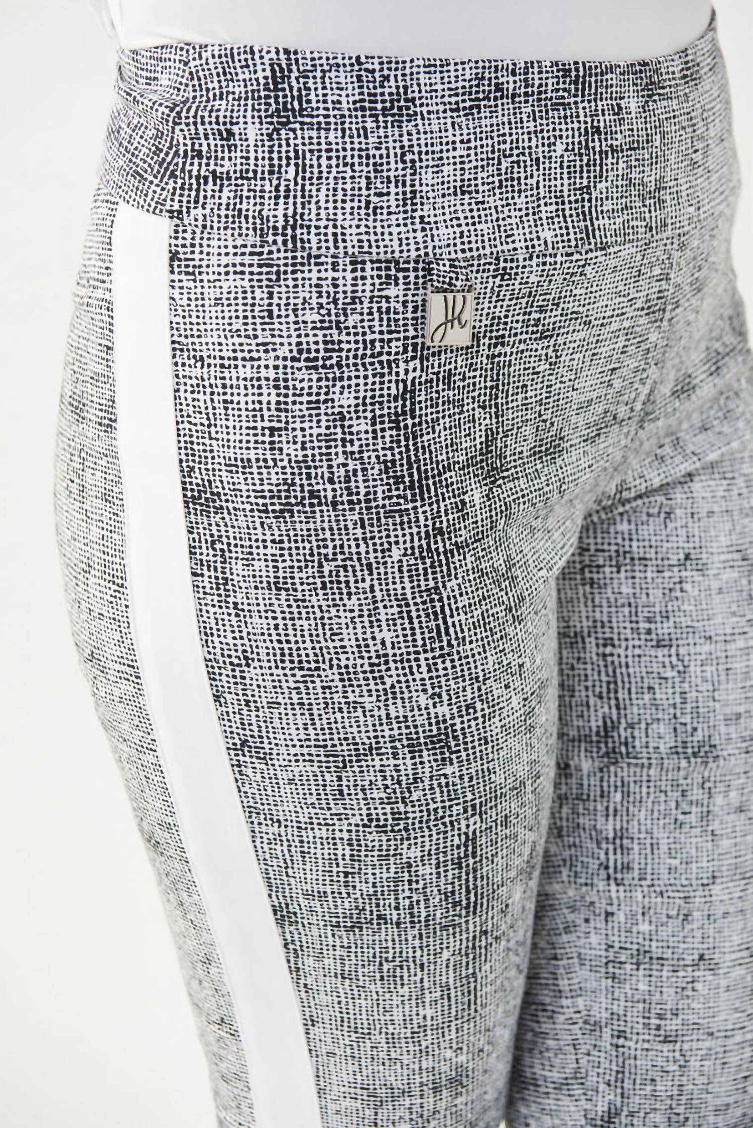 Pantalón color negro y blanco