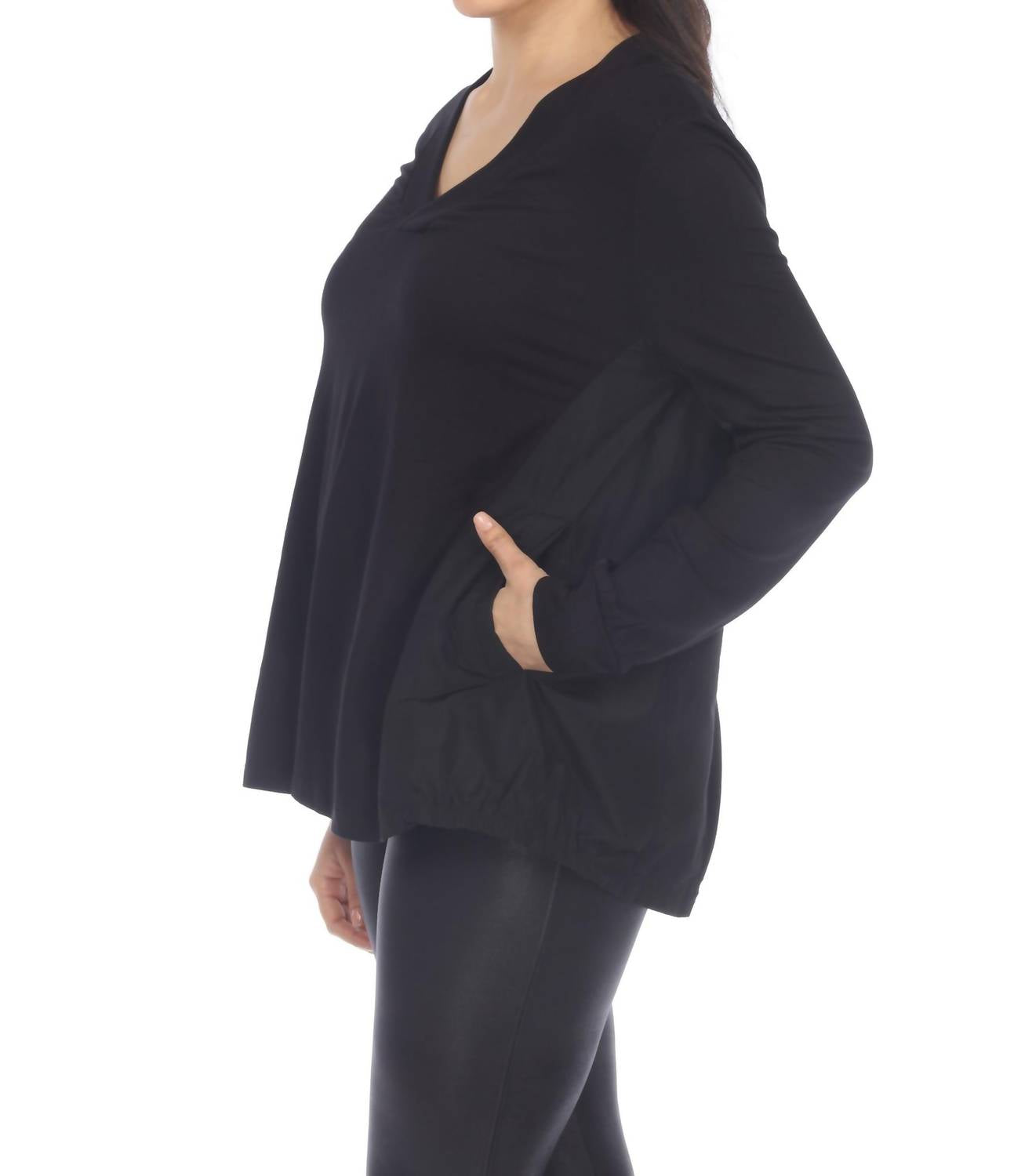 Top de manga larga con cuello en V color negro
