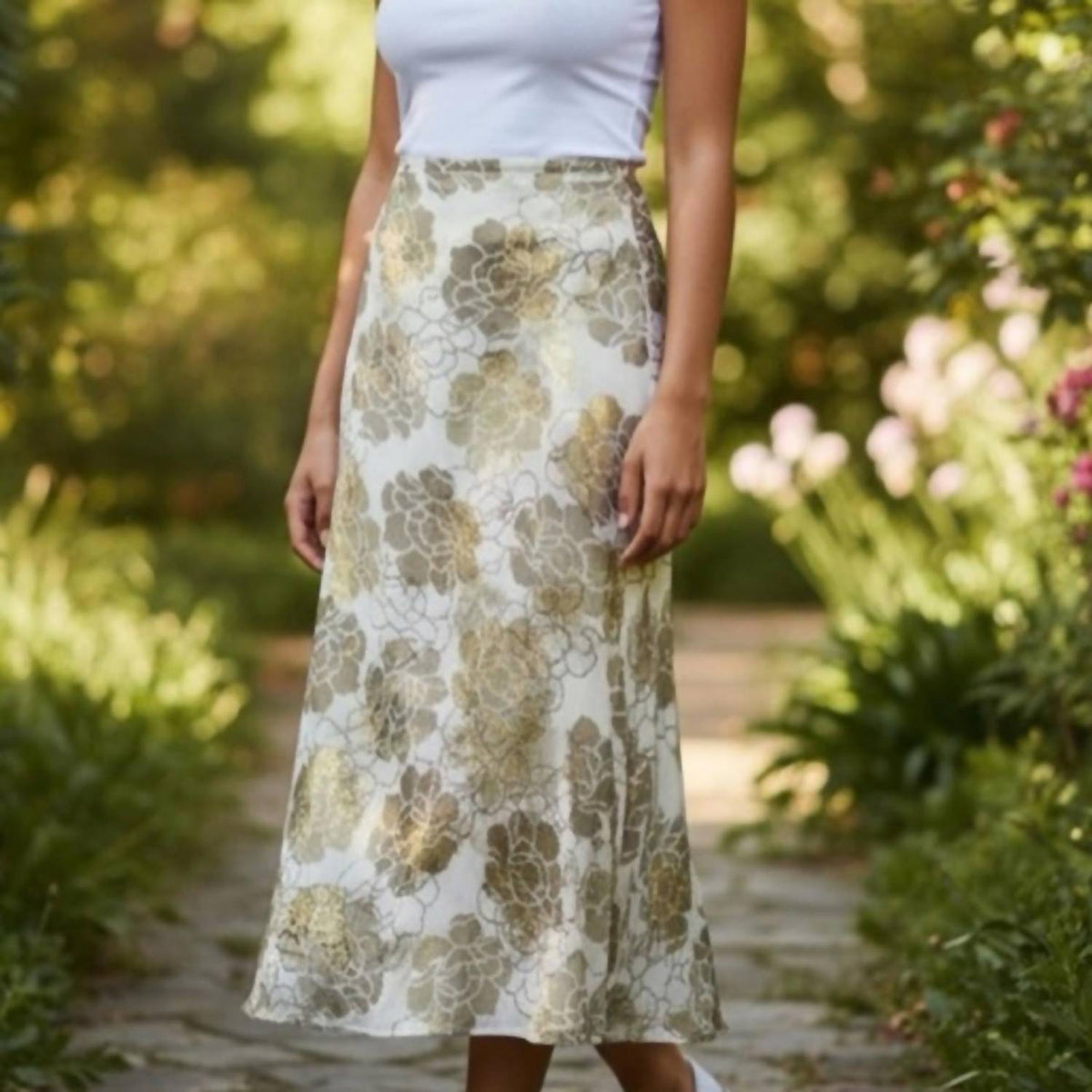 Falda midi con estampado floral color dorado y crema