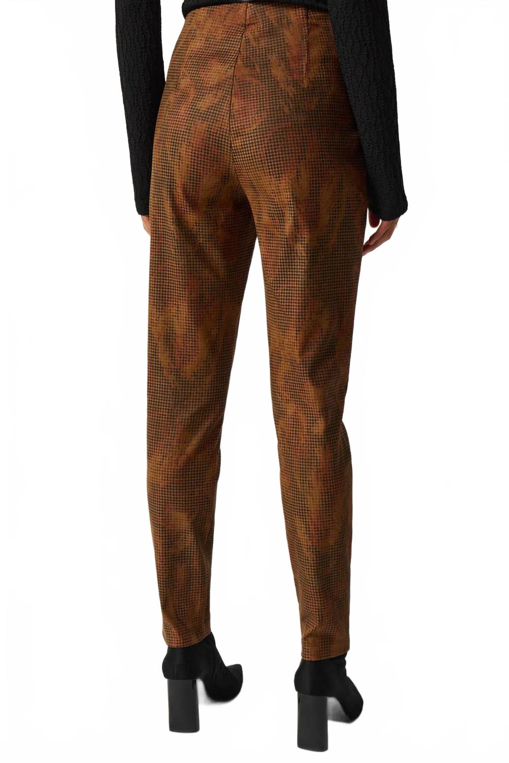 Pantalón de corte ajustado color café