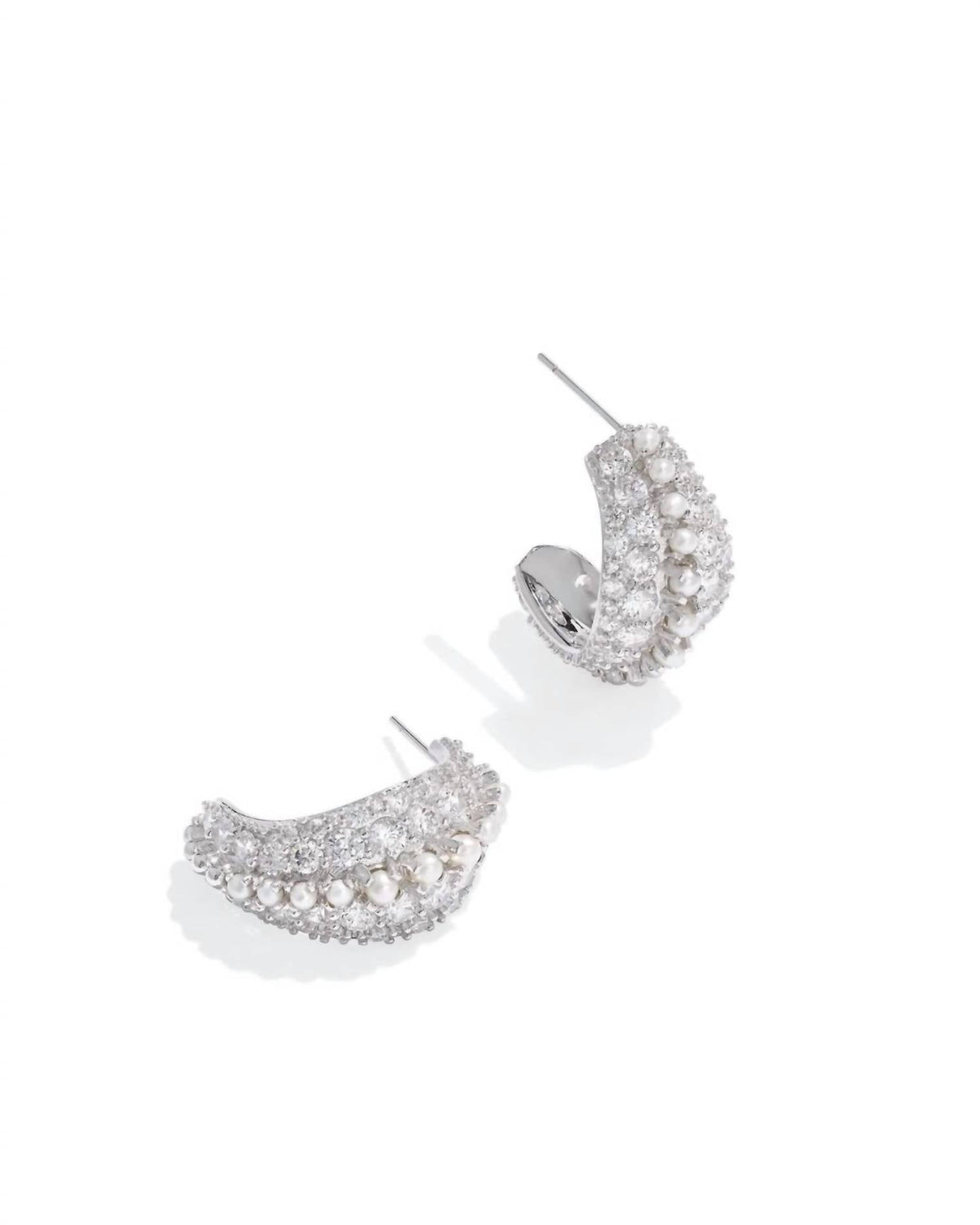 Aretes de mujer color blanco y plateado
