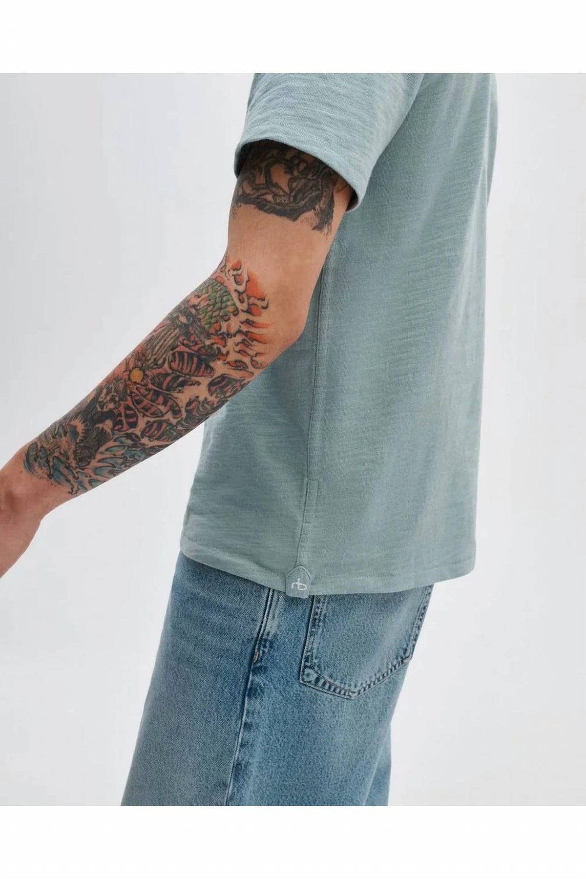Camiseta color azul y gris