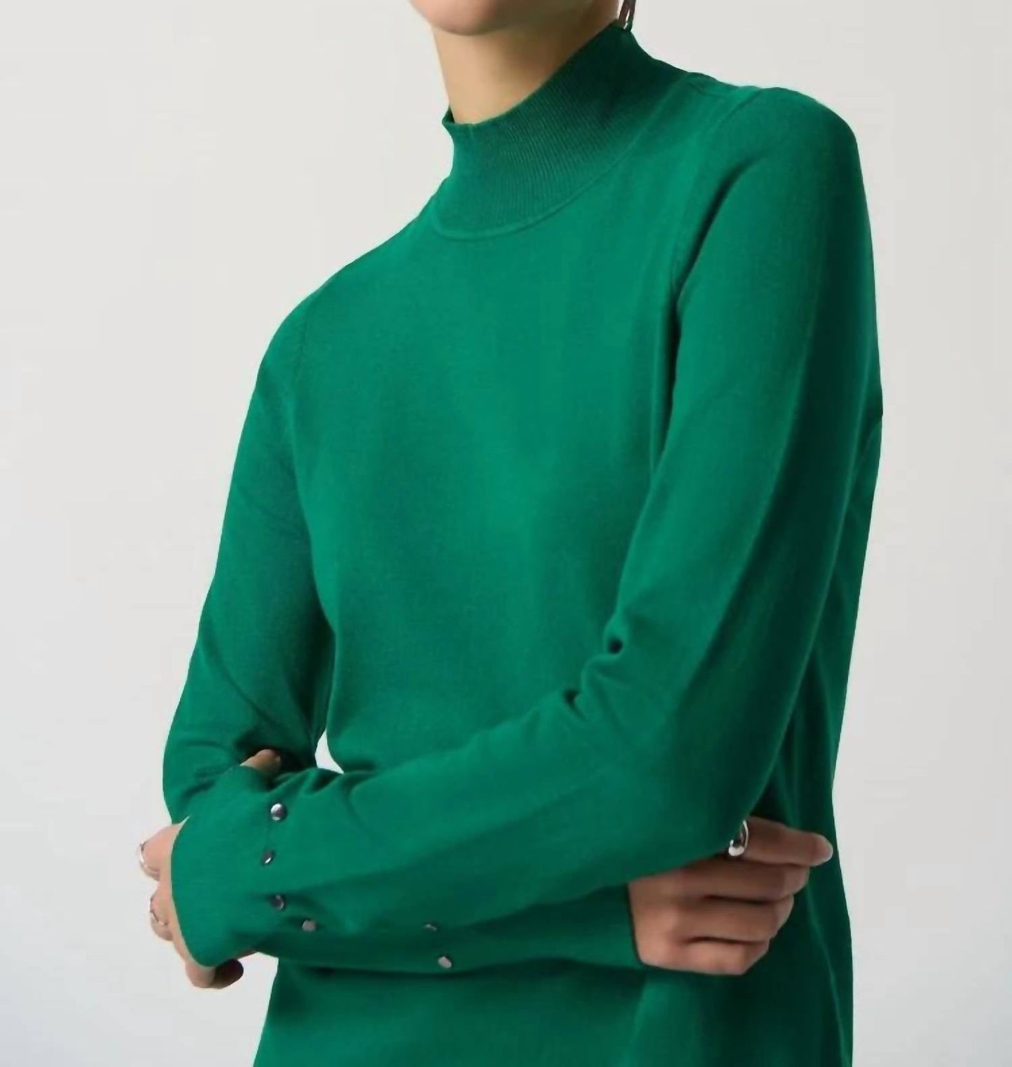 Suéter con cuello alto color verde