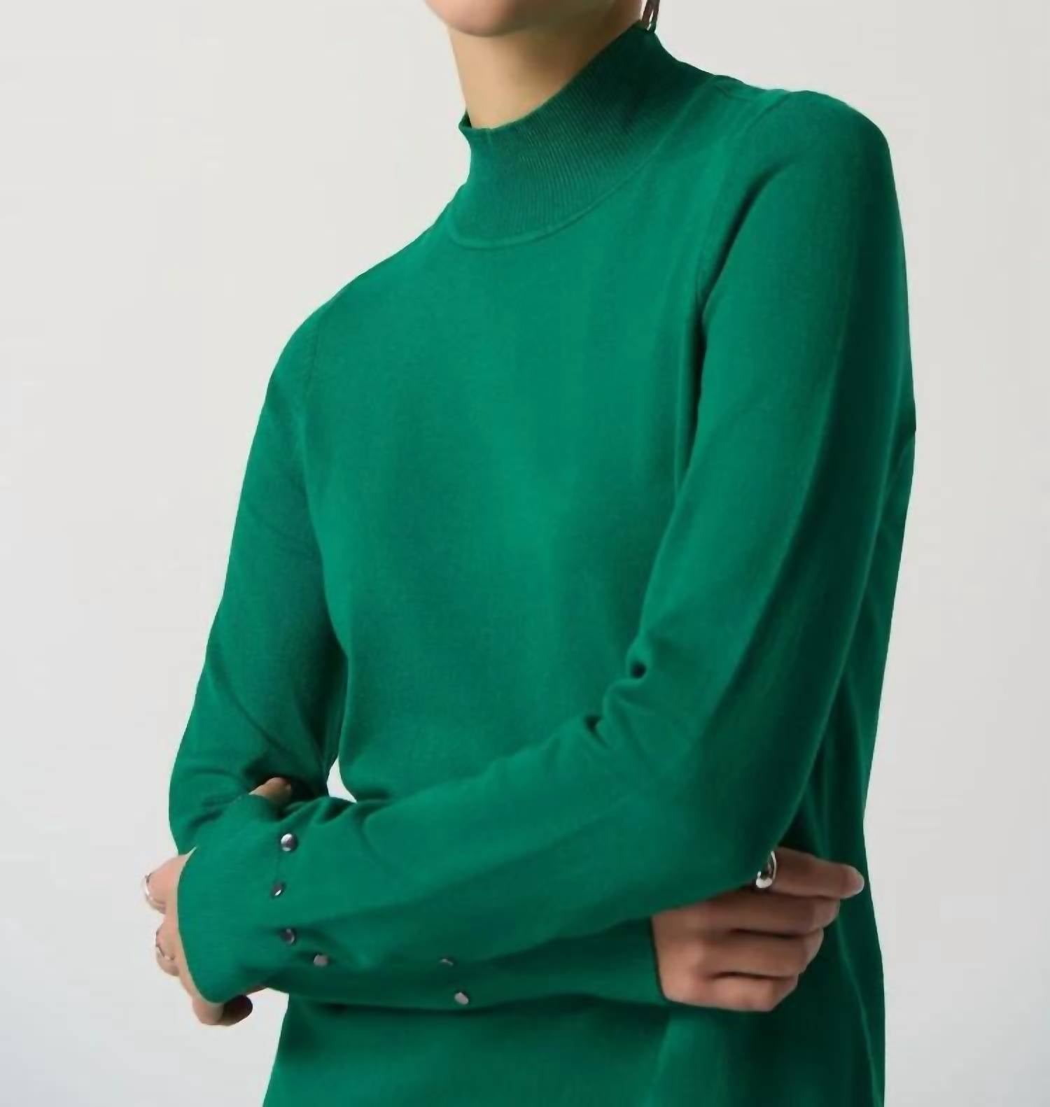 Suéter con cuello alto color verde