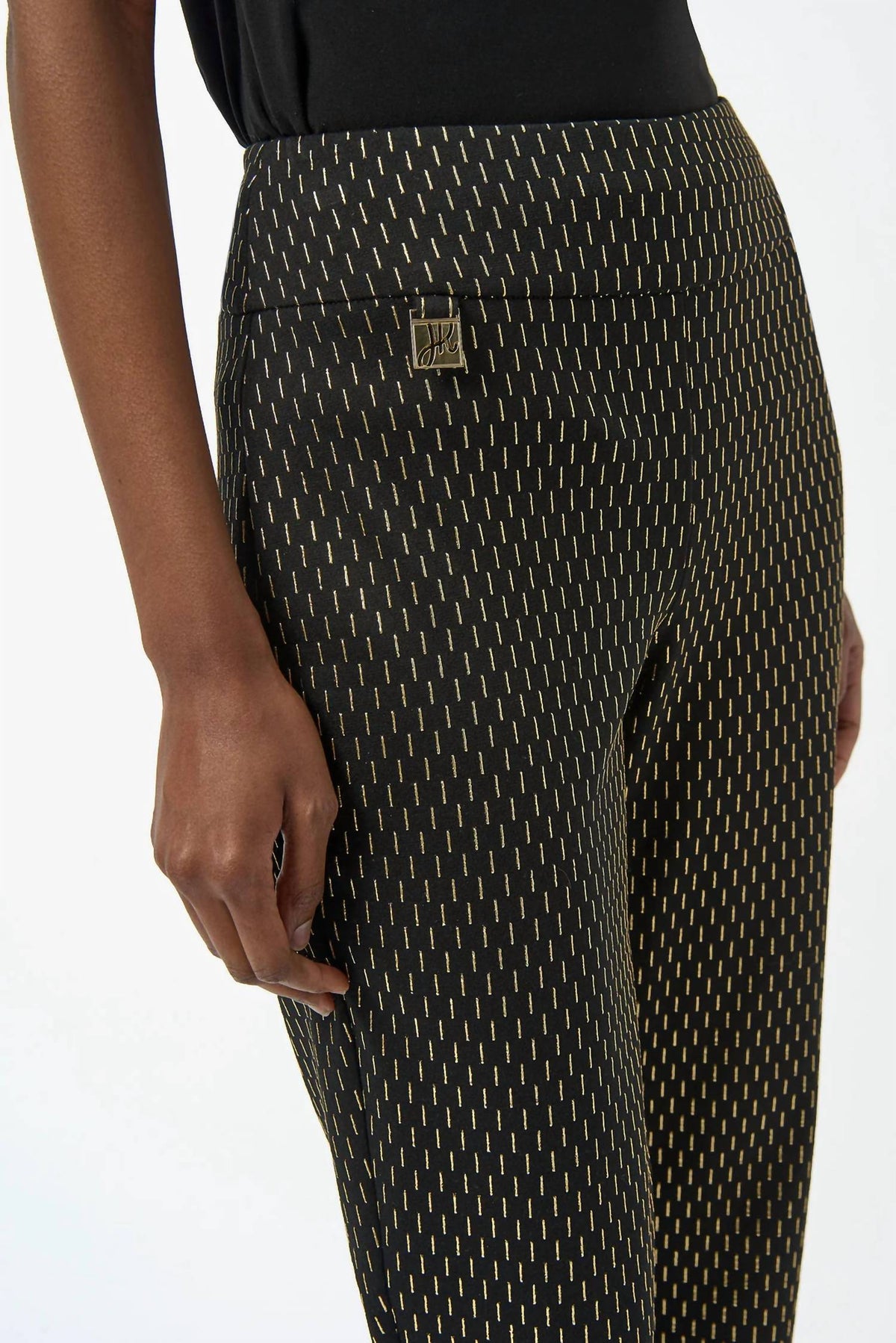 Pantalón de corte ajustado color negro y dorado