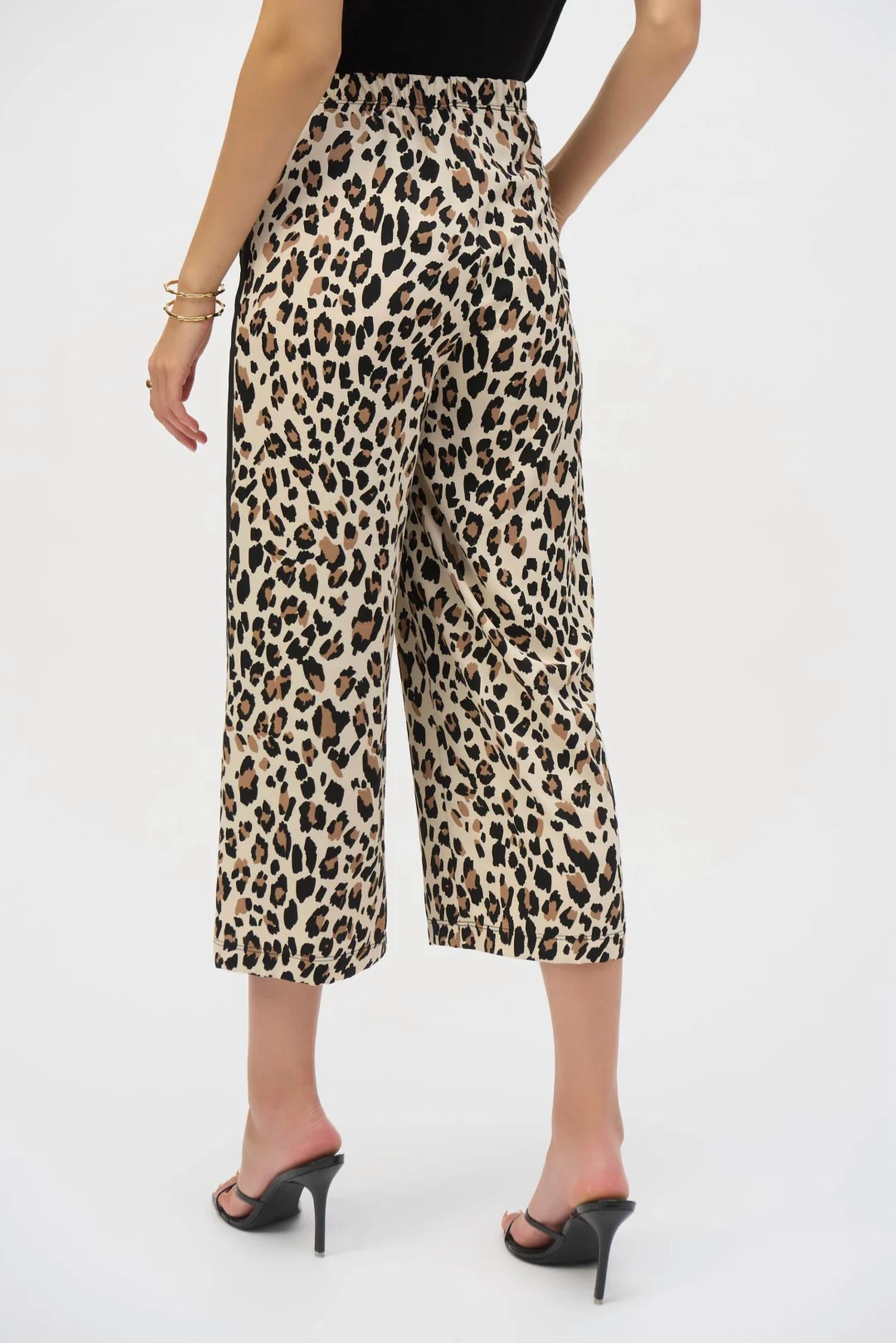 Pantalón con estampado animal color negro y beige