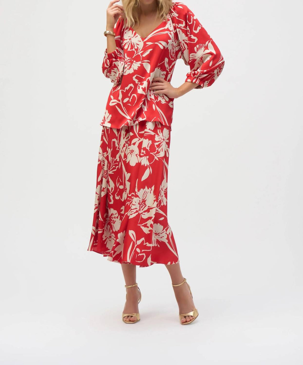Top de satén con estampado floral color rojo y crema