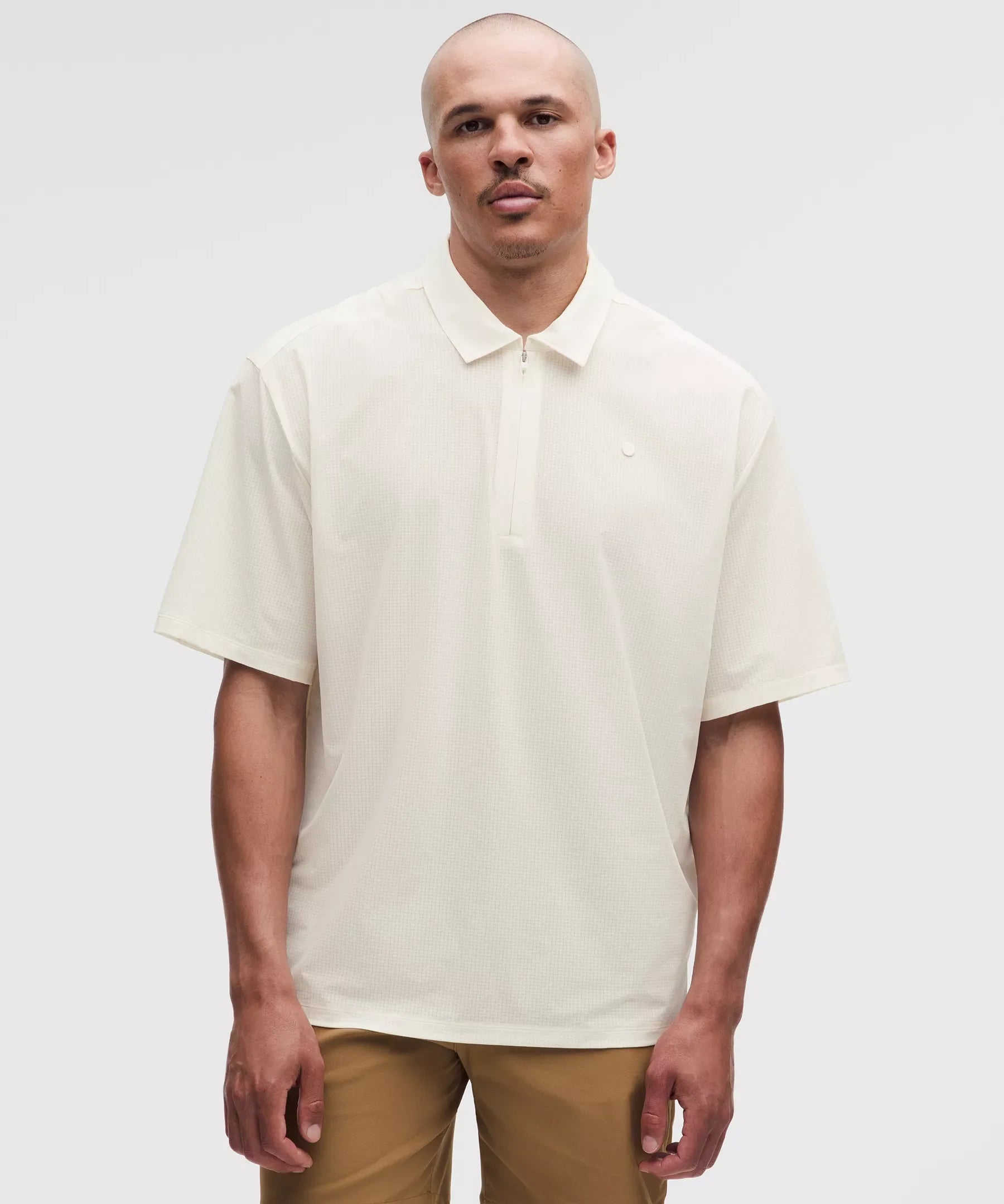 Polo de corte amplio