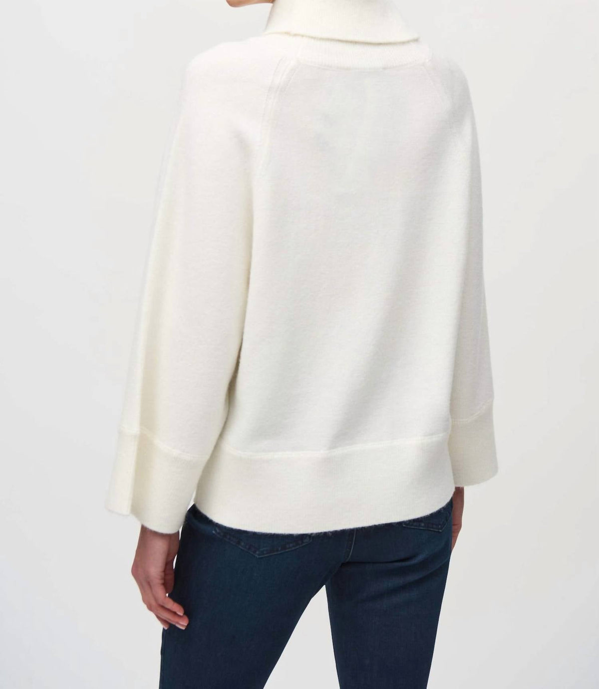 Suéter con cuello alto con lentejuelas color crema