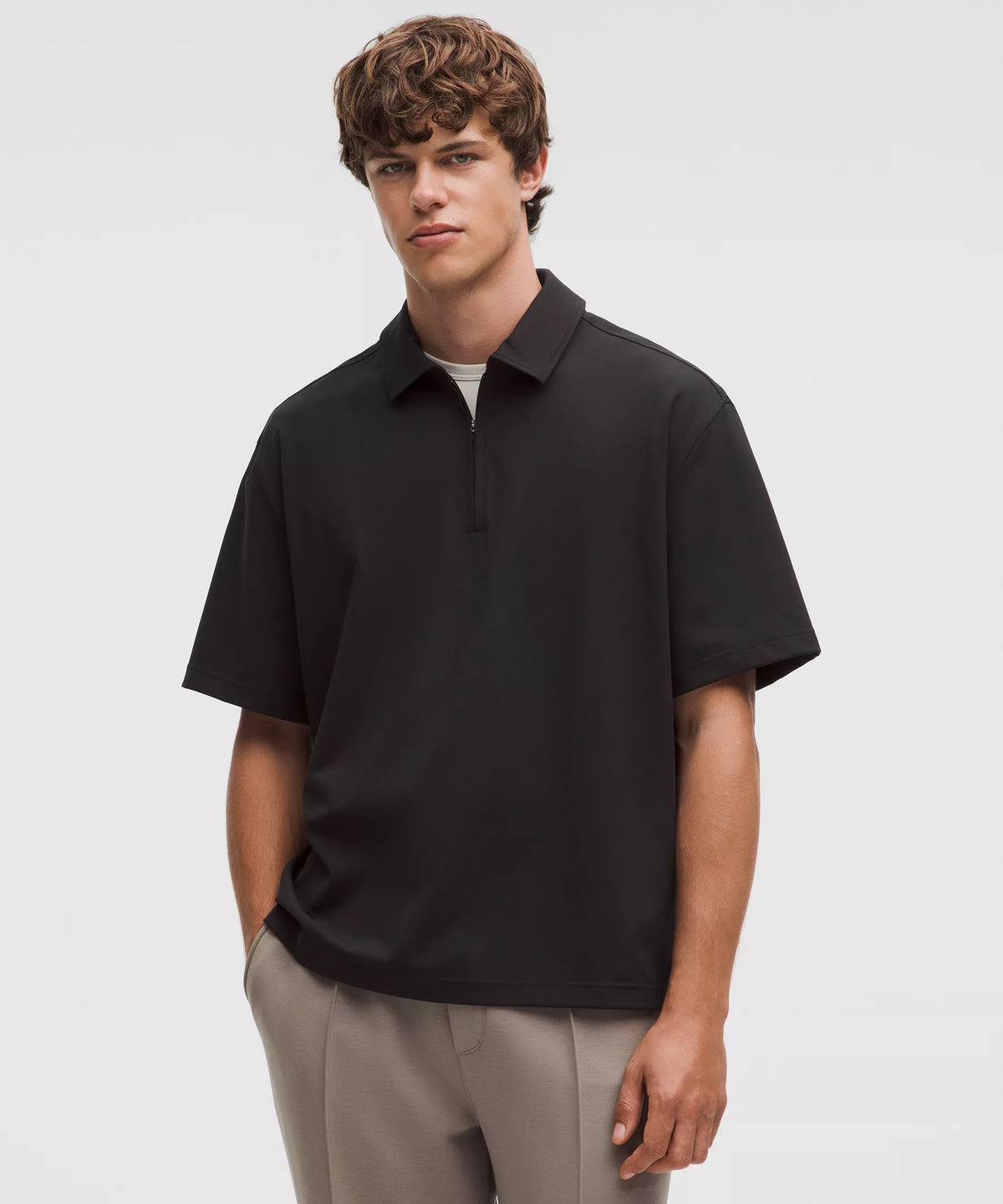 Polo de corte amplio