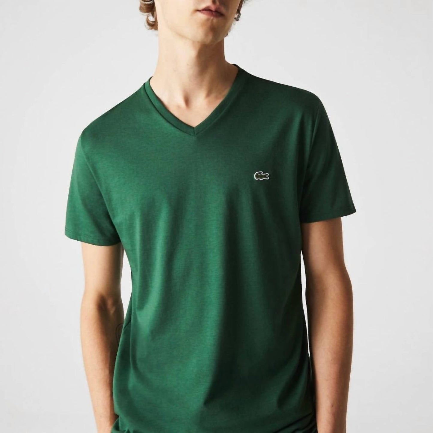 Camiseta con cuello en V color verde