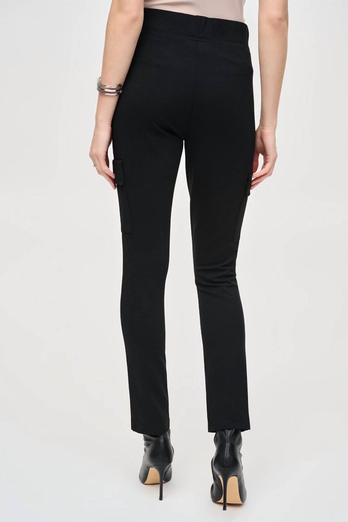 Pantalón de corte ajustado color negro