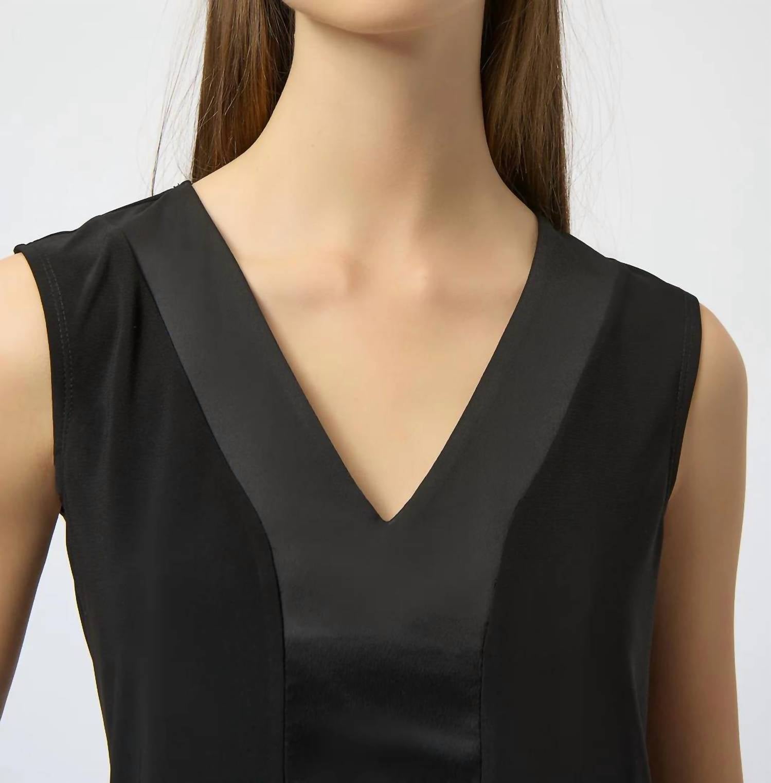 Top sin mangas con cuello en V color negro