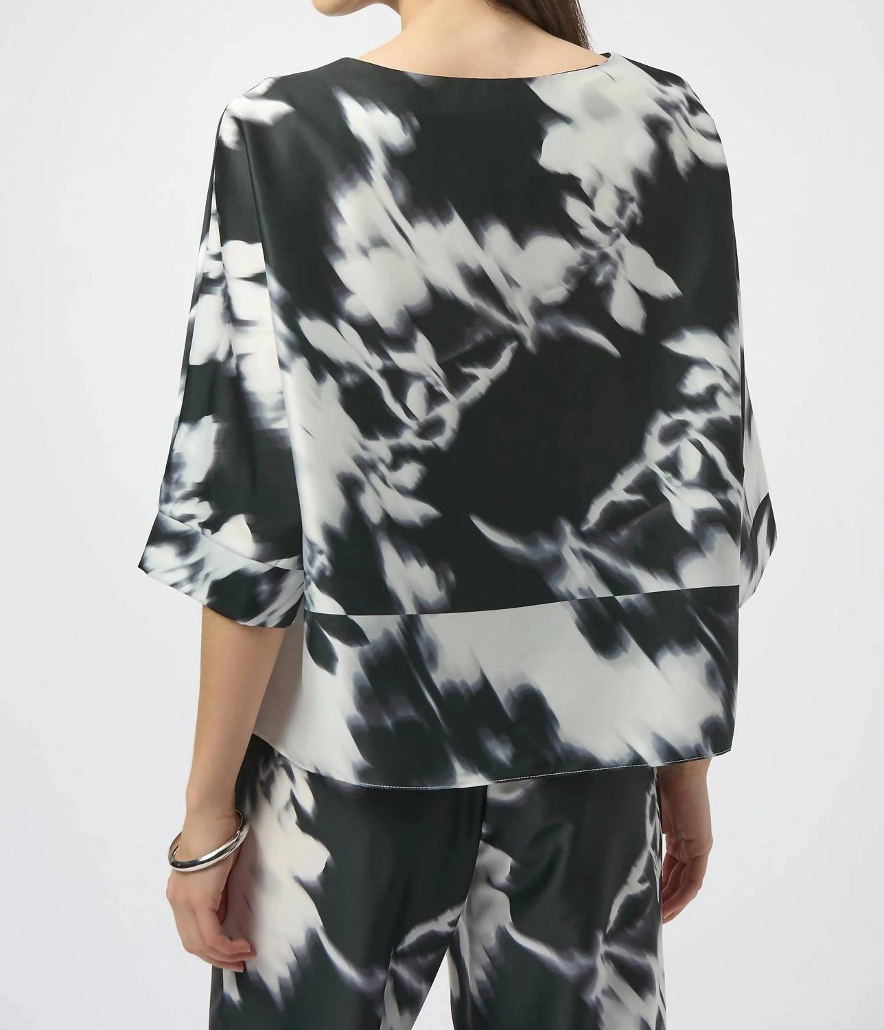 Top de satén con estampado floral color negro y blanco