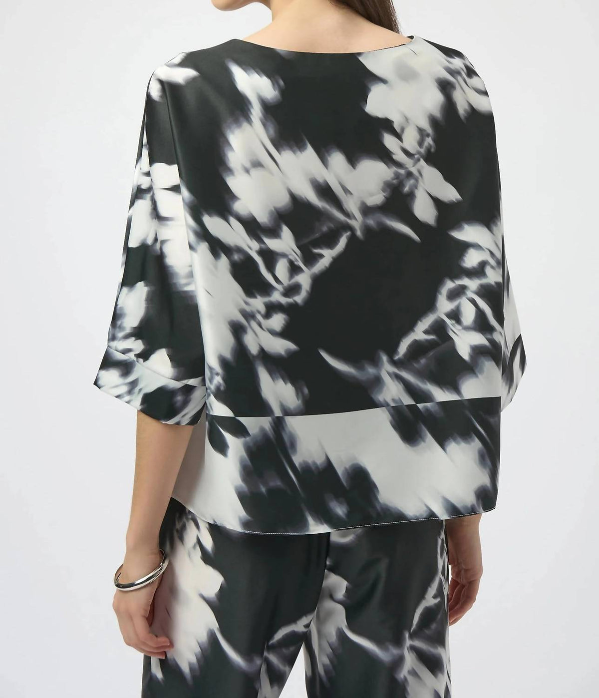 Top de satén con estampado floral color negro y blanco