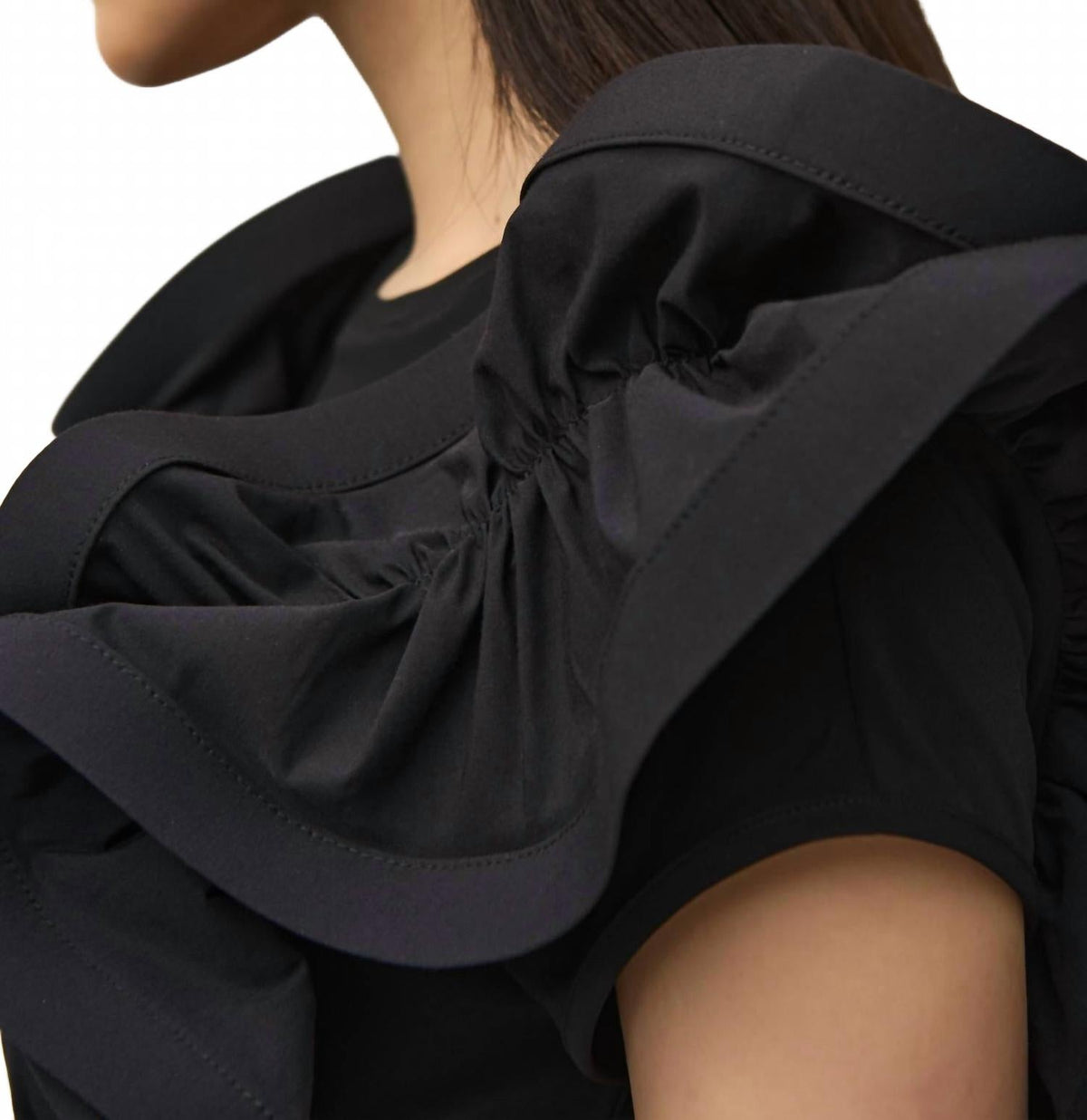 Top con cuello redondo color negro