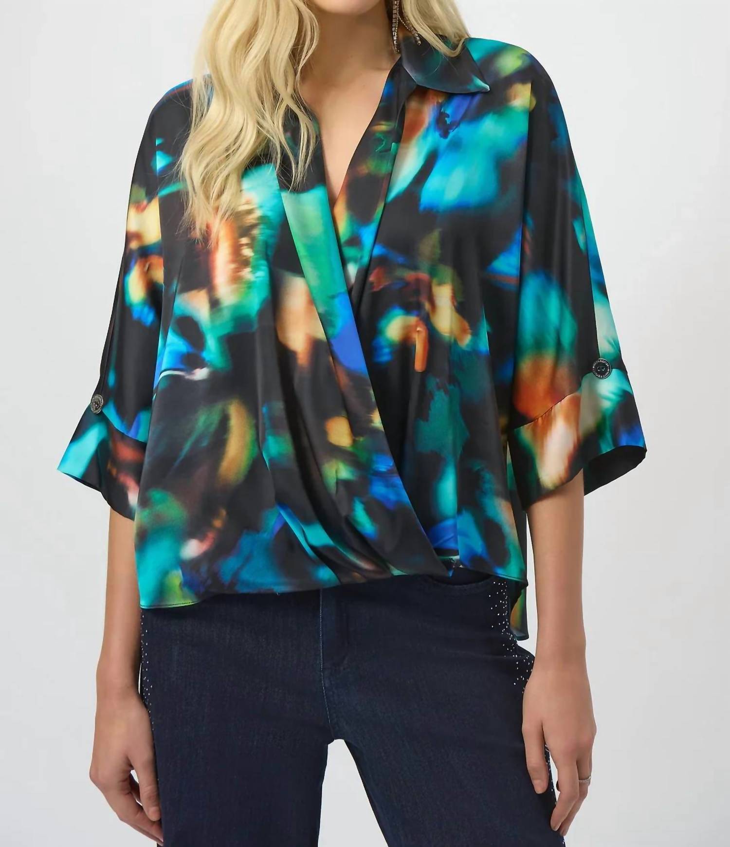 Top de satén con cuello en V color negro