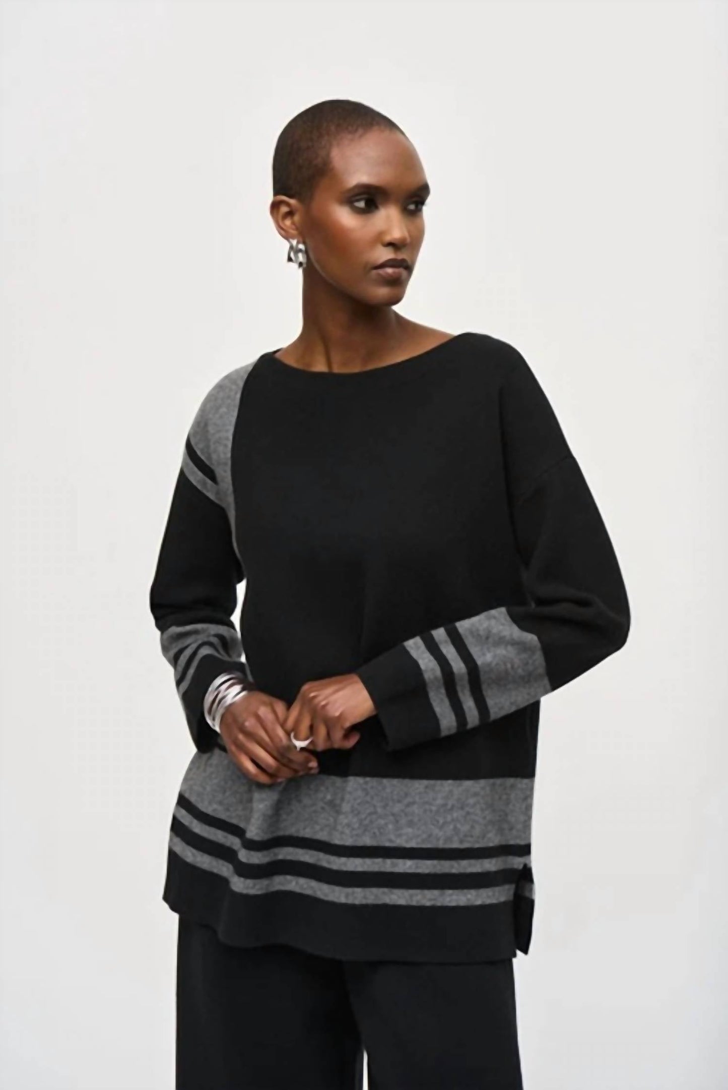 Top de corte amplio a rayas color negro y gris