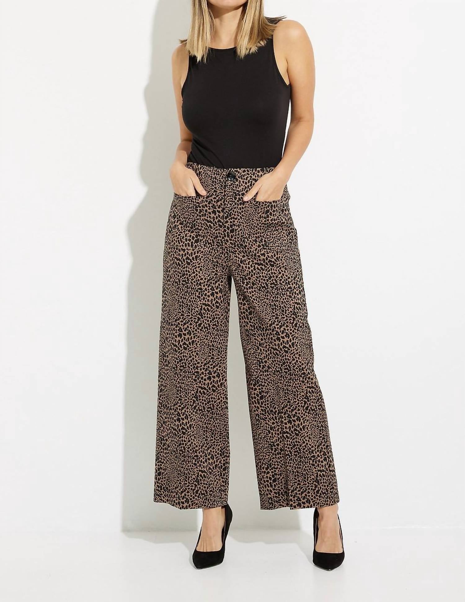Pantalón de pierna ancha con estampado animal color negro y café