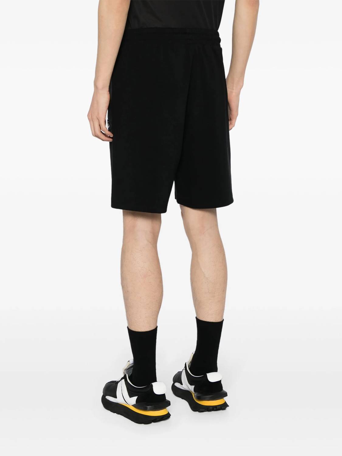Short color negro