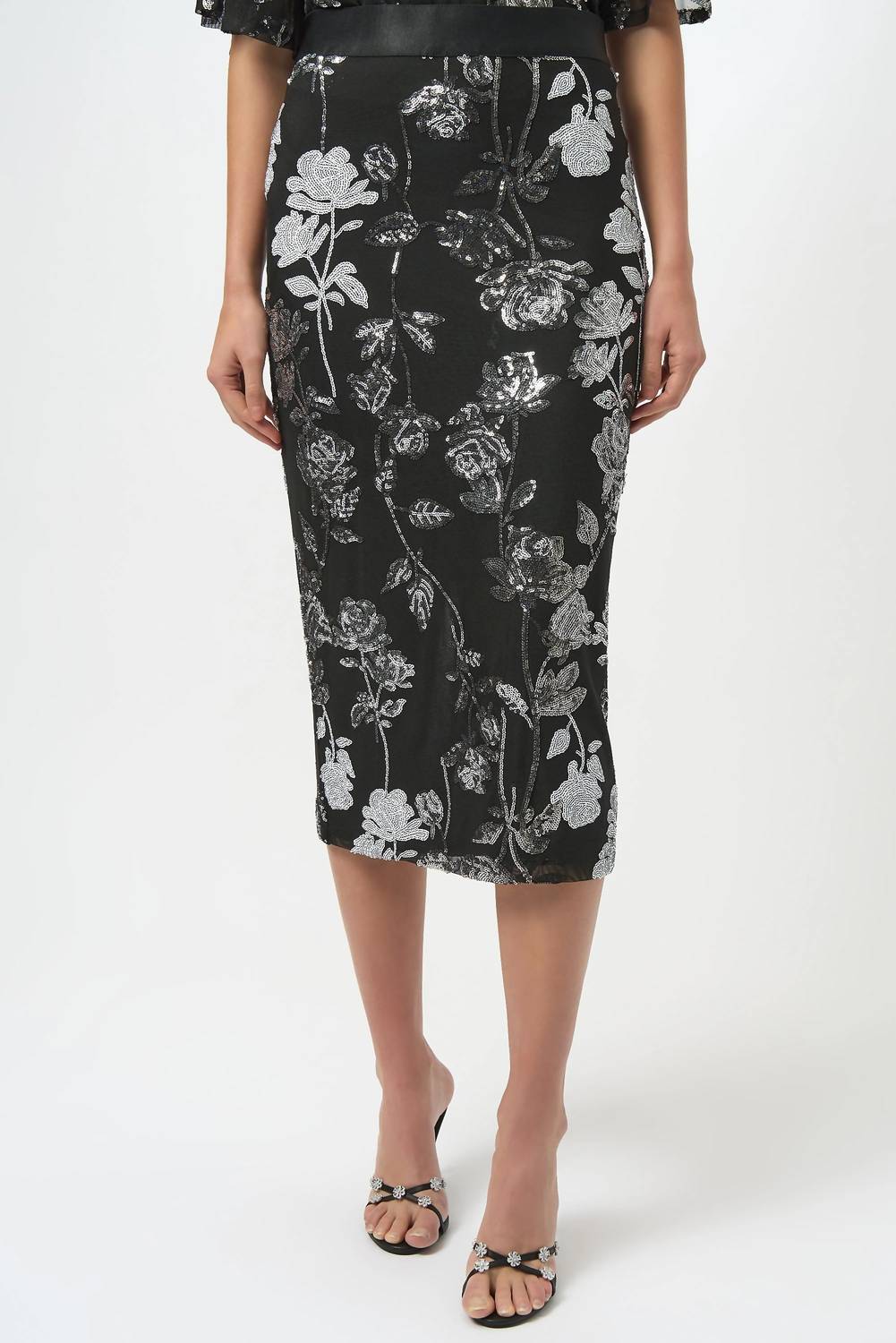 Falda midi con estampado floral con lentejuelas color negro